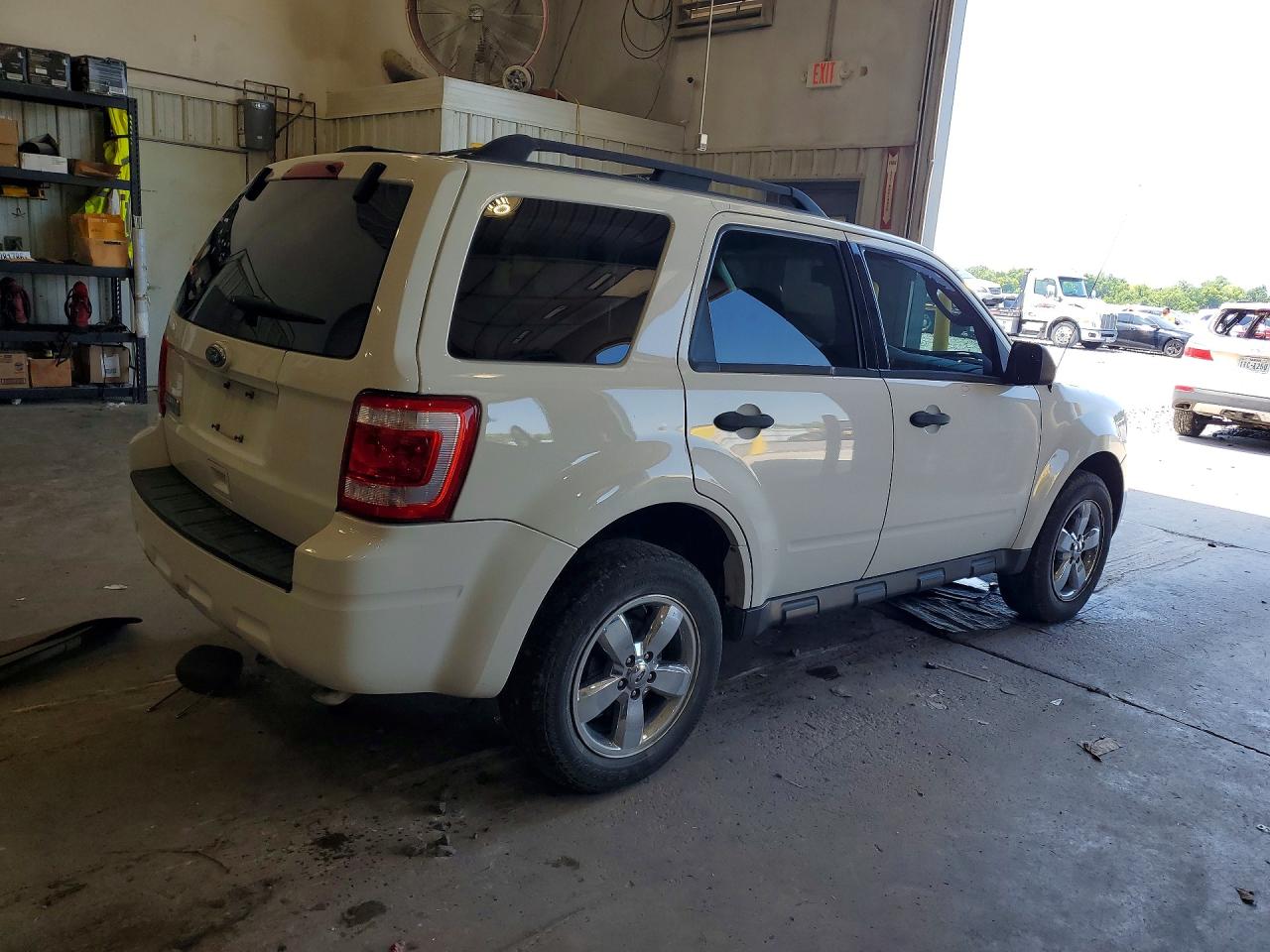 2010 Ford Escape Xlt White vin: 1FMCU0D73AKA33245