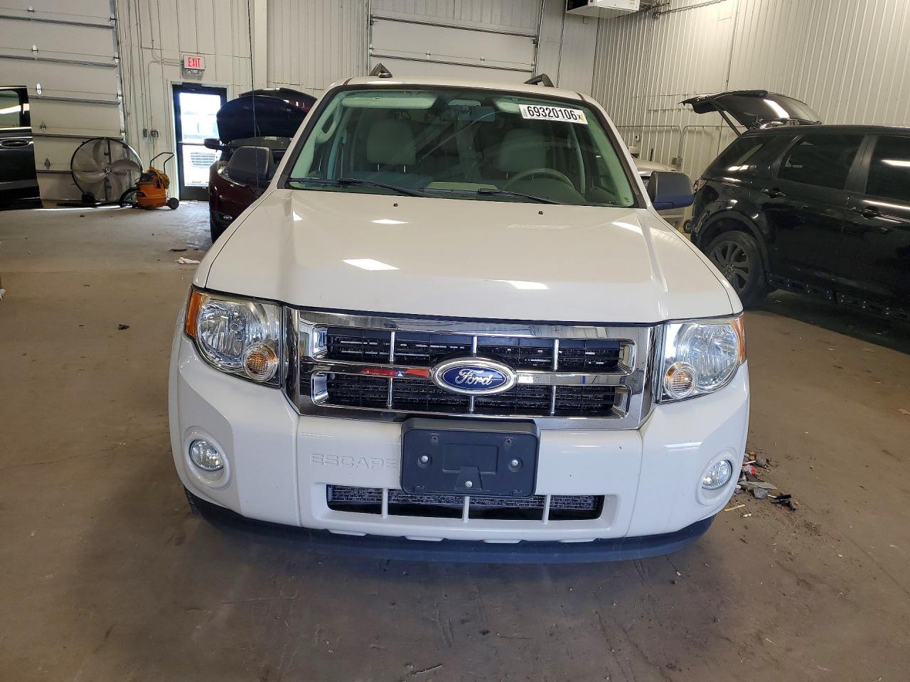 2011 Ford Escape Xlt White vin: 1FMCU0D73BKA37071