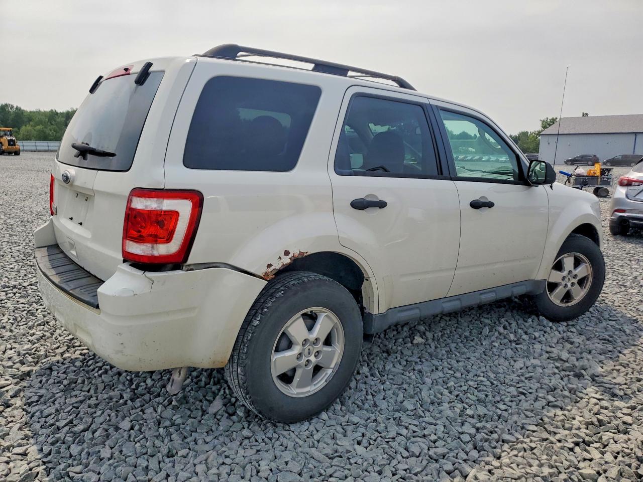 2010 Ford Escape Xlt White vin: 1FMCU0D76AKD48198
