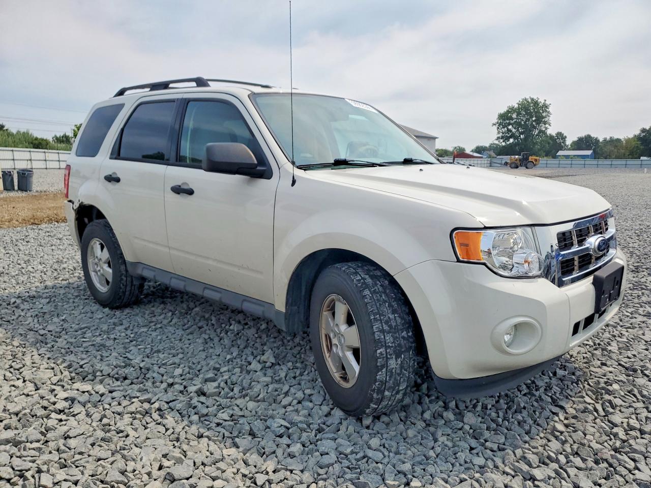 2010 Ford Escape Xlt White vin: 1FMCU0D76AKD48198