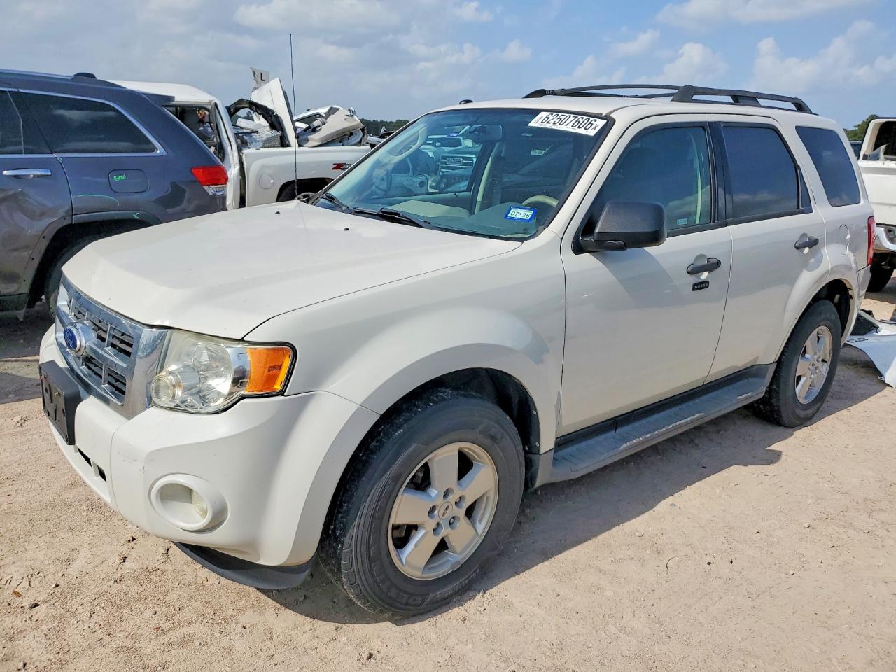 2010 Ford Escape Xlt White vin: 1FMCU0D79AKB24682