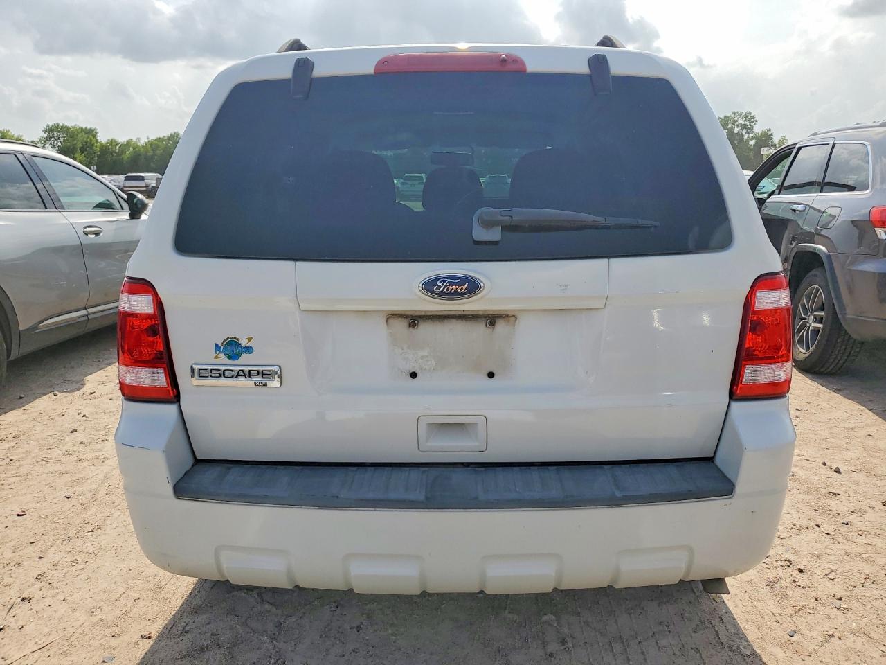 2010 Ford Escape Xlt White vin: 1FMCU0D79AKB24682