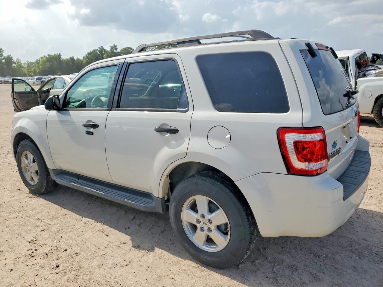 2010 Ford Escape Xlt White vin: 1FMCU0D79AKB24682