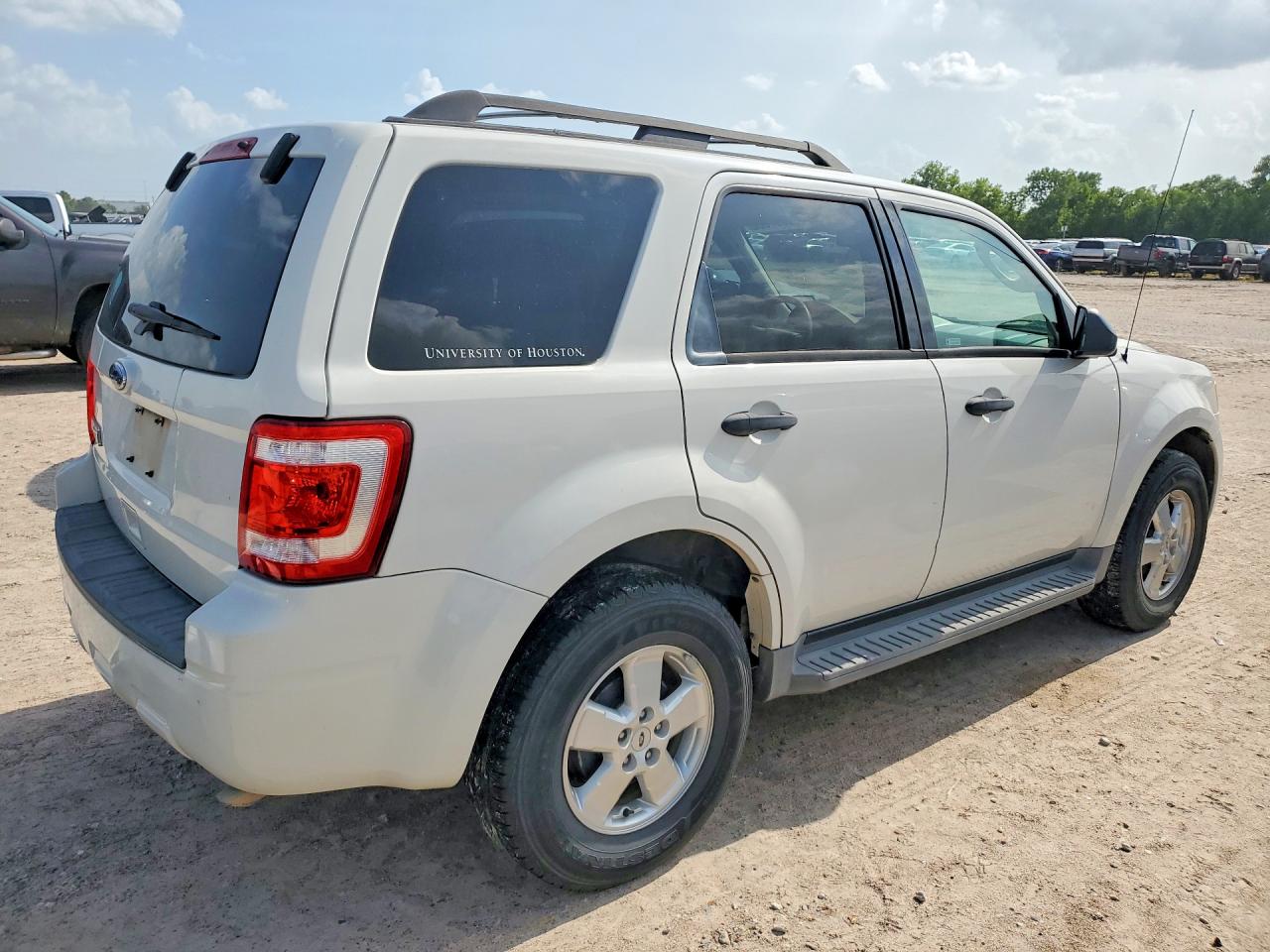 2010 Ford Escape Xlt White vin: 1FMCU0D79AKB24682