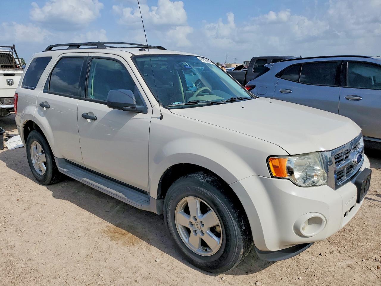 2010 Ford Escape Xlt White vin: 1FMCU0D79AKB24682