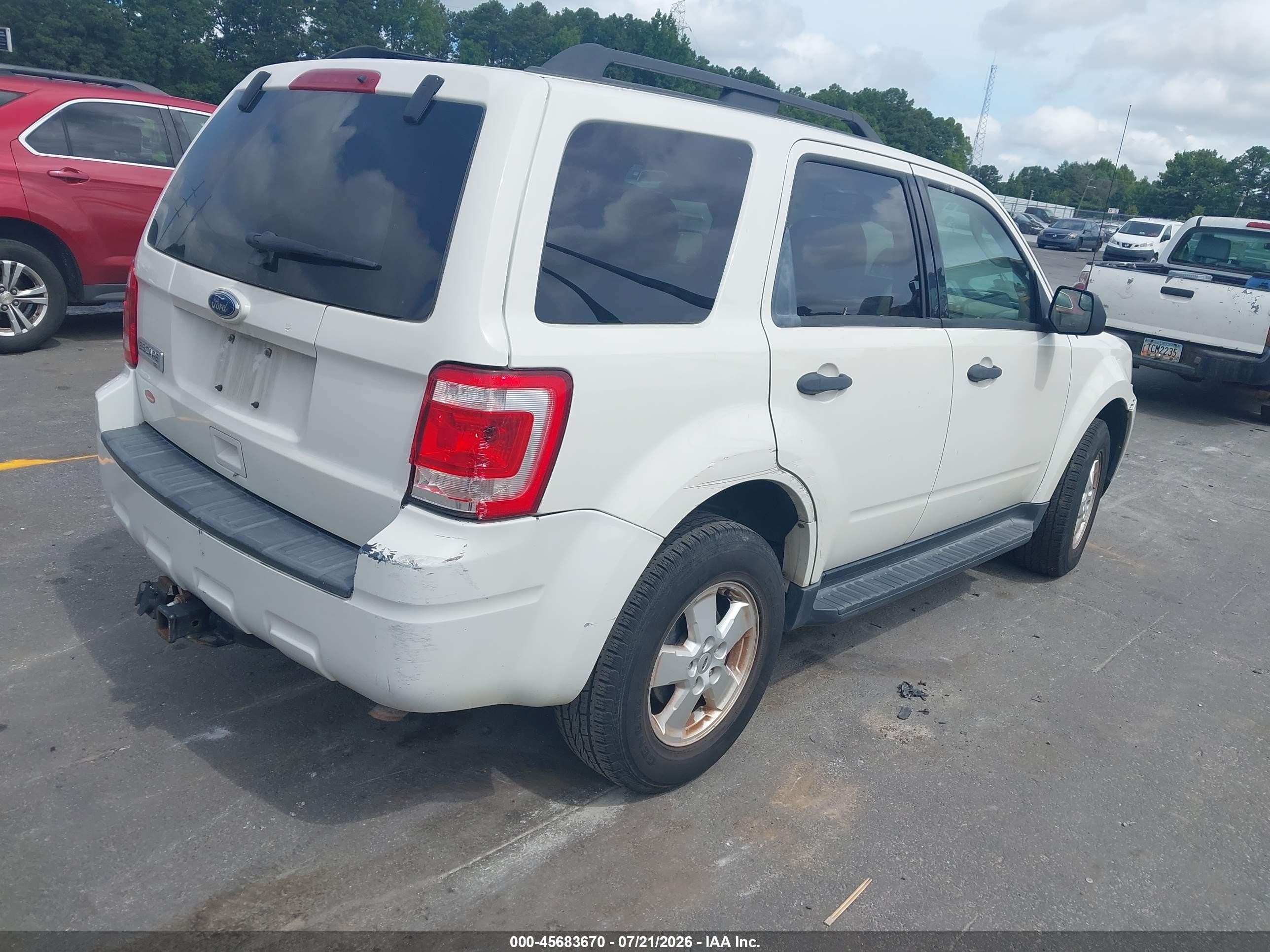 2010 Ford Escape Xlt White vin: 1FMCU0D79AKC58205