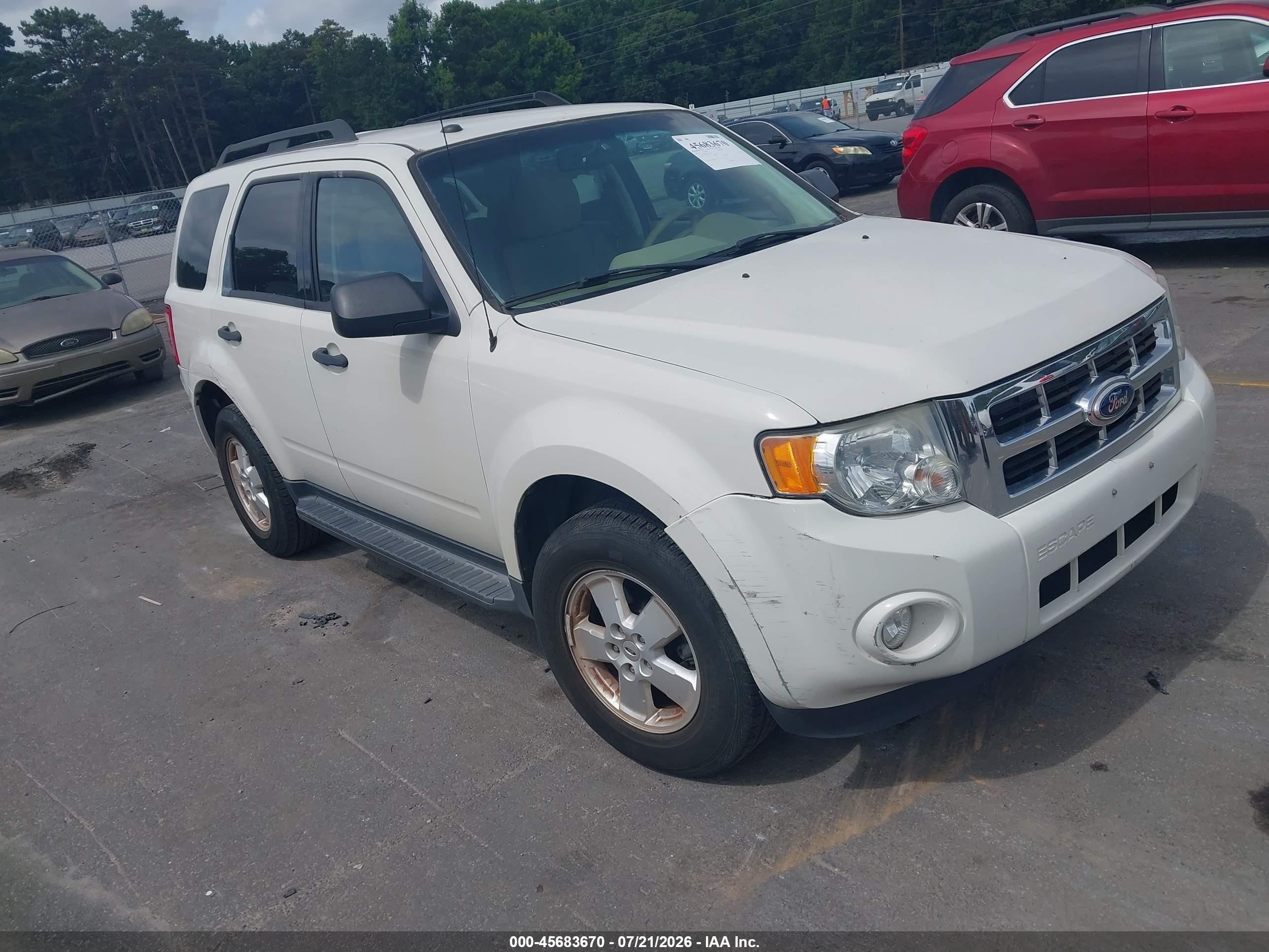 2010 Ford Escape Xlt White vin: 1FMCU0D79AKC58205