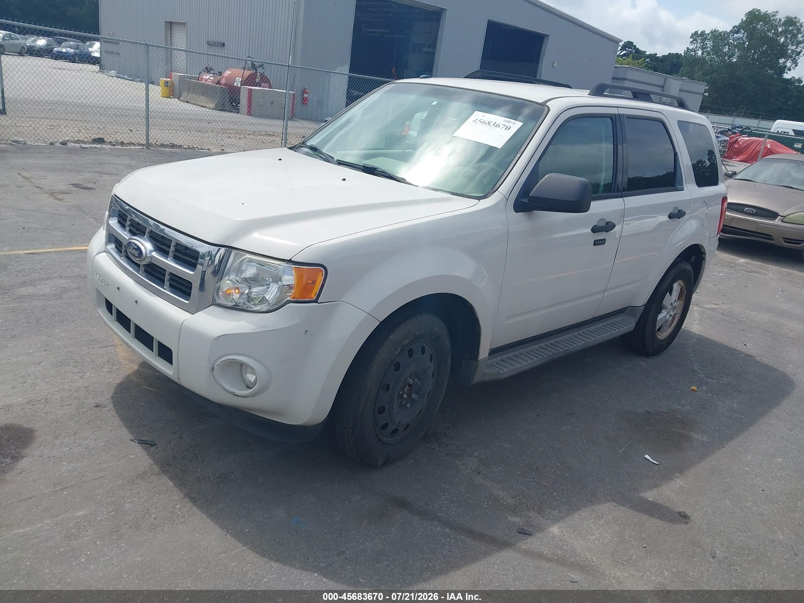 2010 Ford Escape Xlt White vin: 1FMCU0D79AKC58205