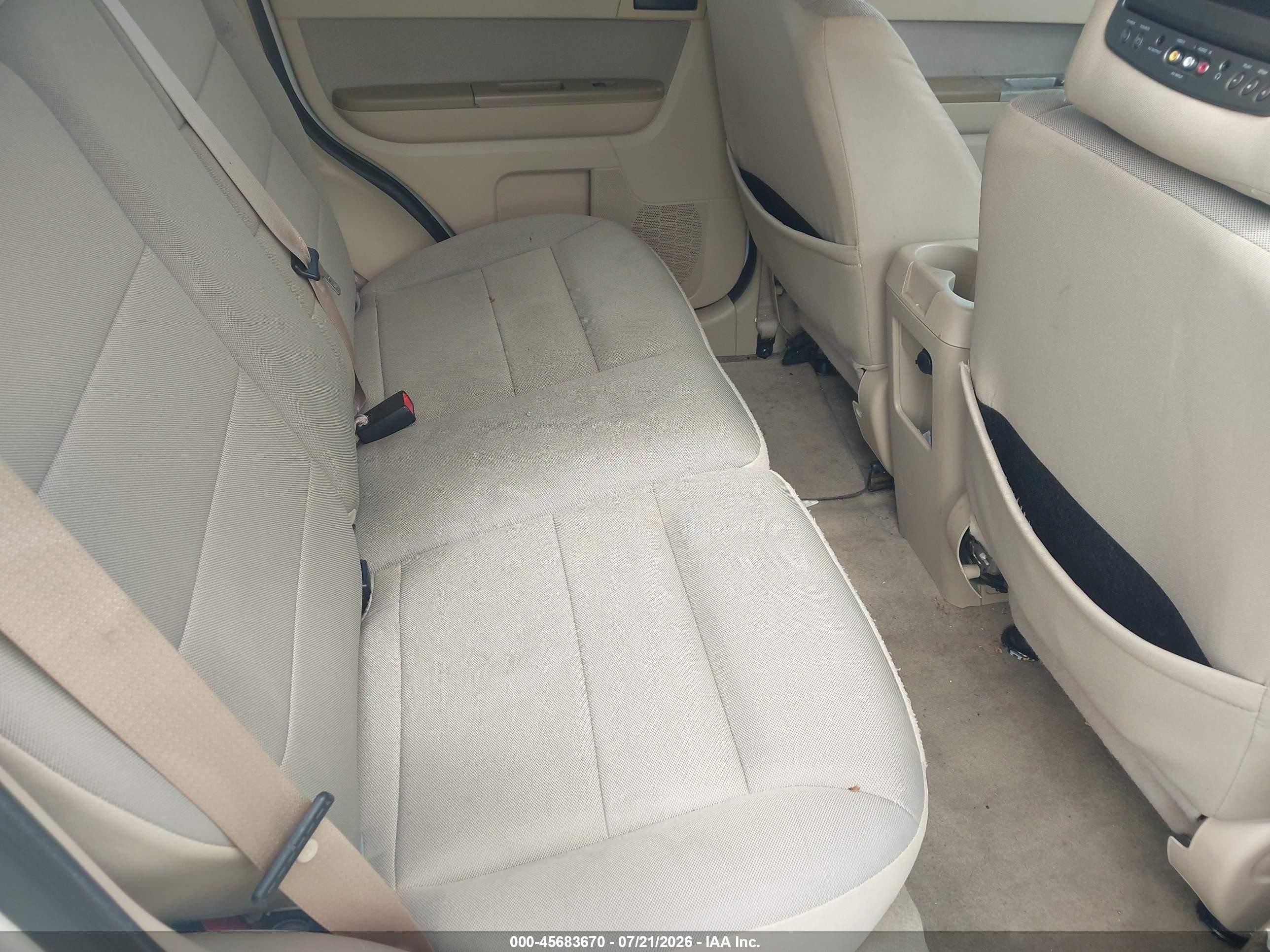 2010 Ford Escape Xlt White vin: 1FMCU0D79AKC58205