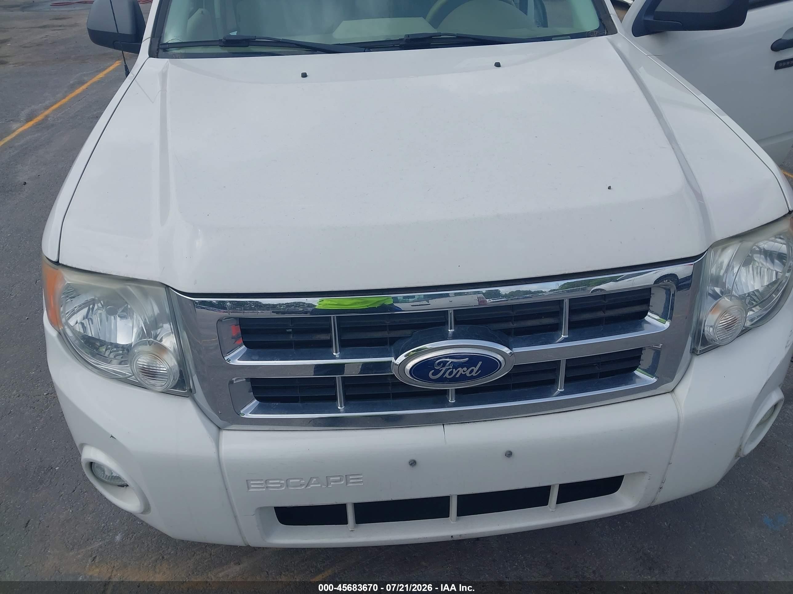 2010 Ford Escape Xlt White vin: 1FMCU0D79AKC58205