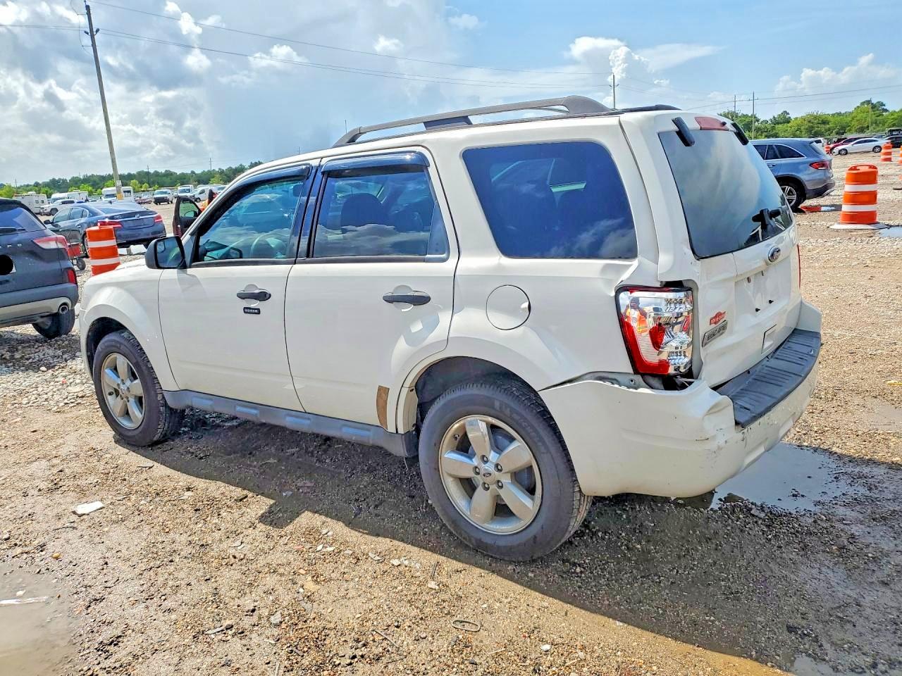 2010 Ford Escape Xlt White vin: 1FMCU0D7XAKB78752