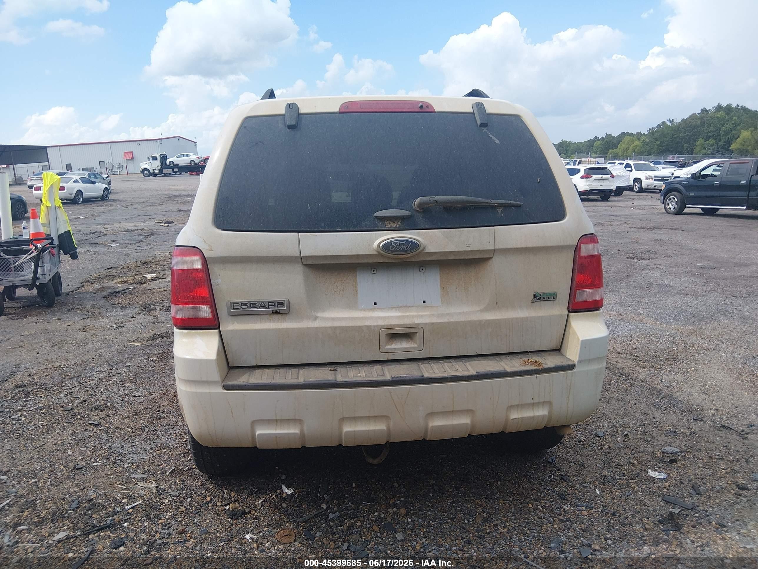 2011 Ford Escape Xlt White vin: 1FMCU0DG2BKC70343