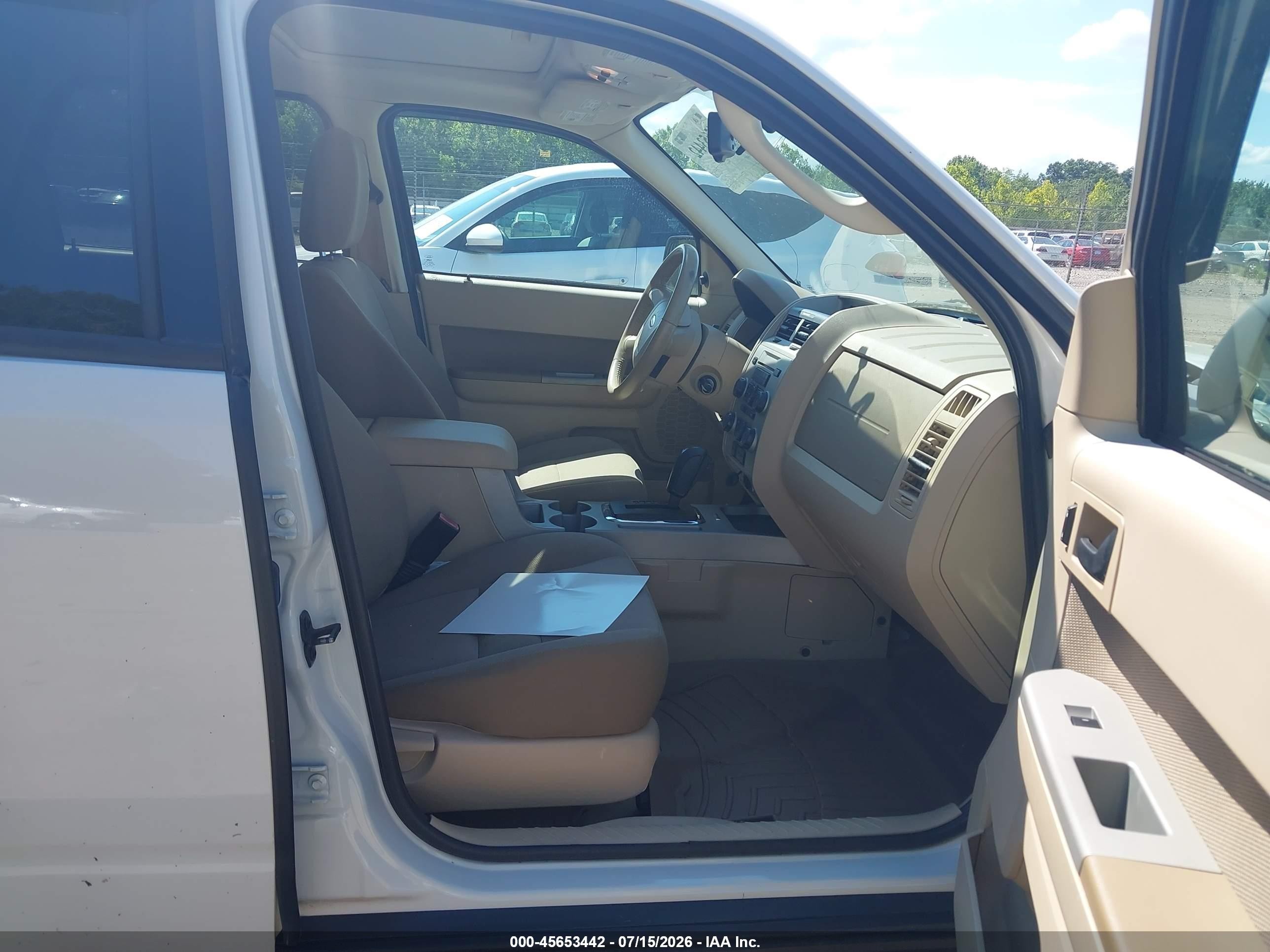 2010 Ford Escape Xlt White vin: 1FMCU0DG3AKB07618