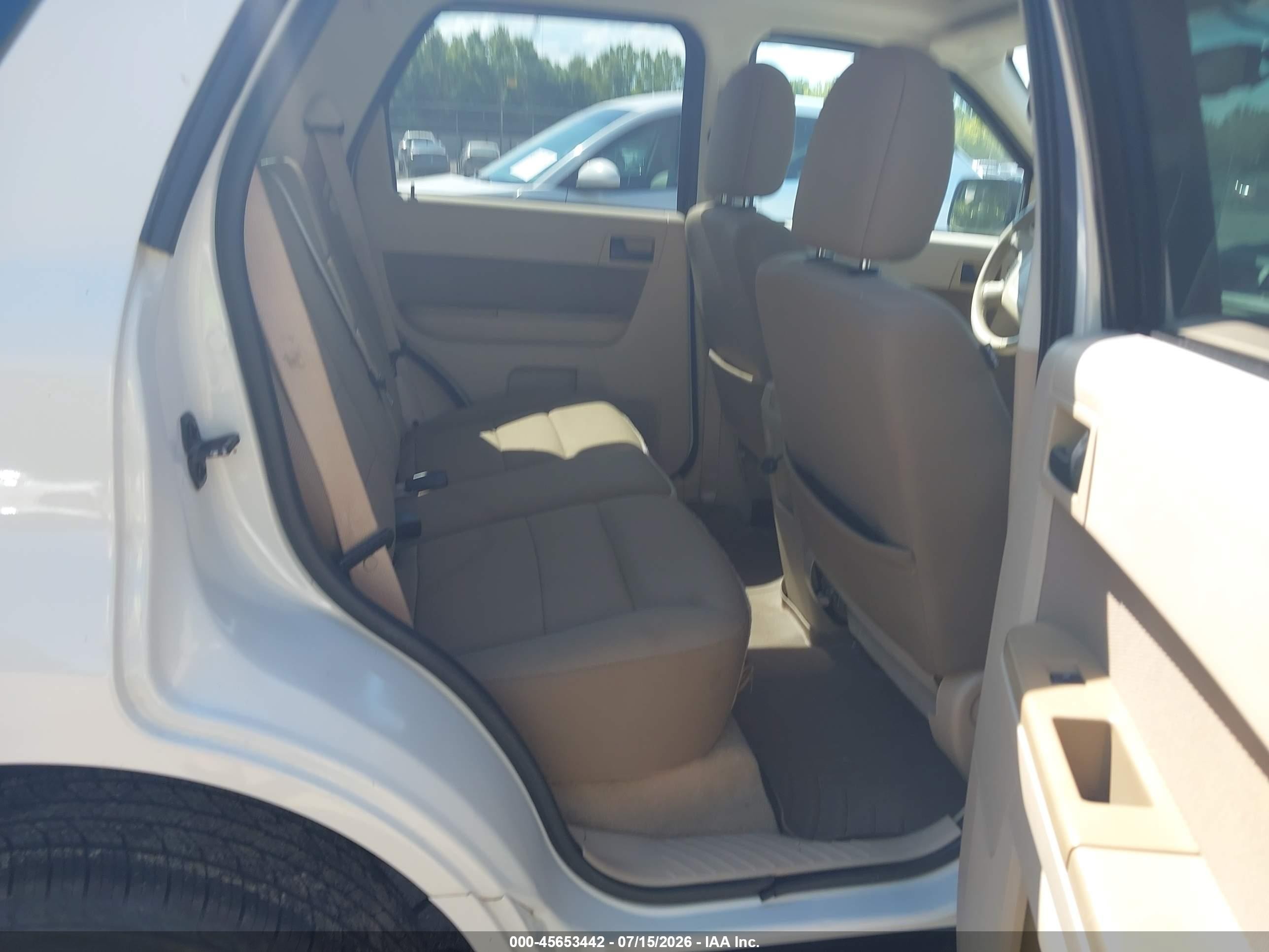 2010 Ford Escape Xlt White vin: 1FMCU0DG3AKB07618