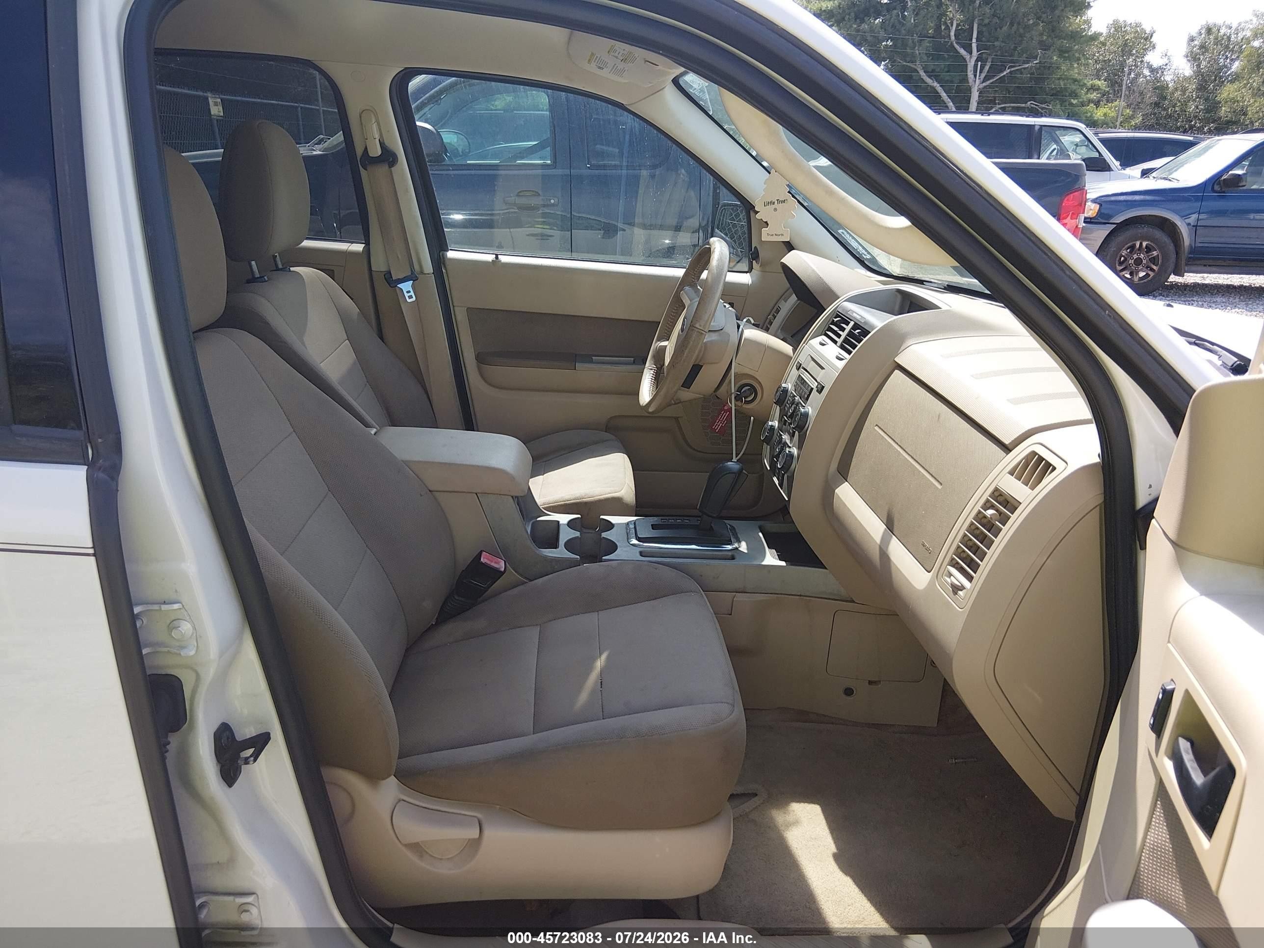 2010 Ford Escape Xlt White vin: 1FMCU0DG7AKA47178