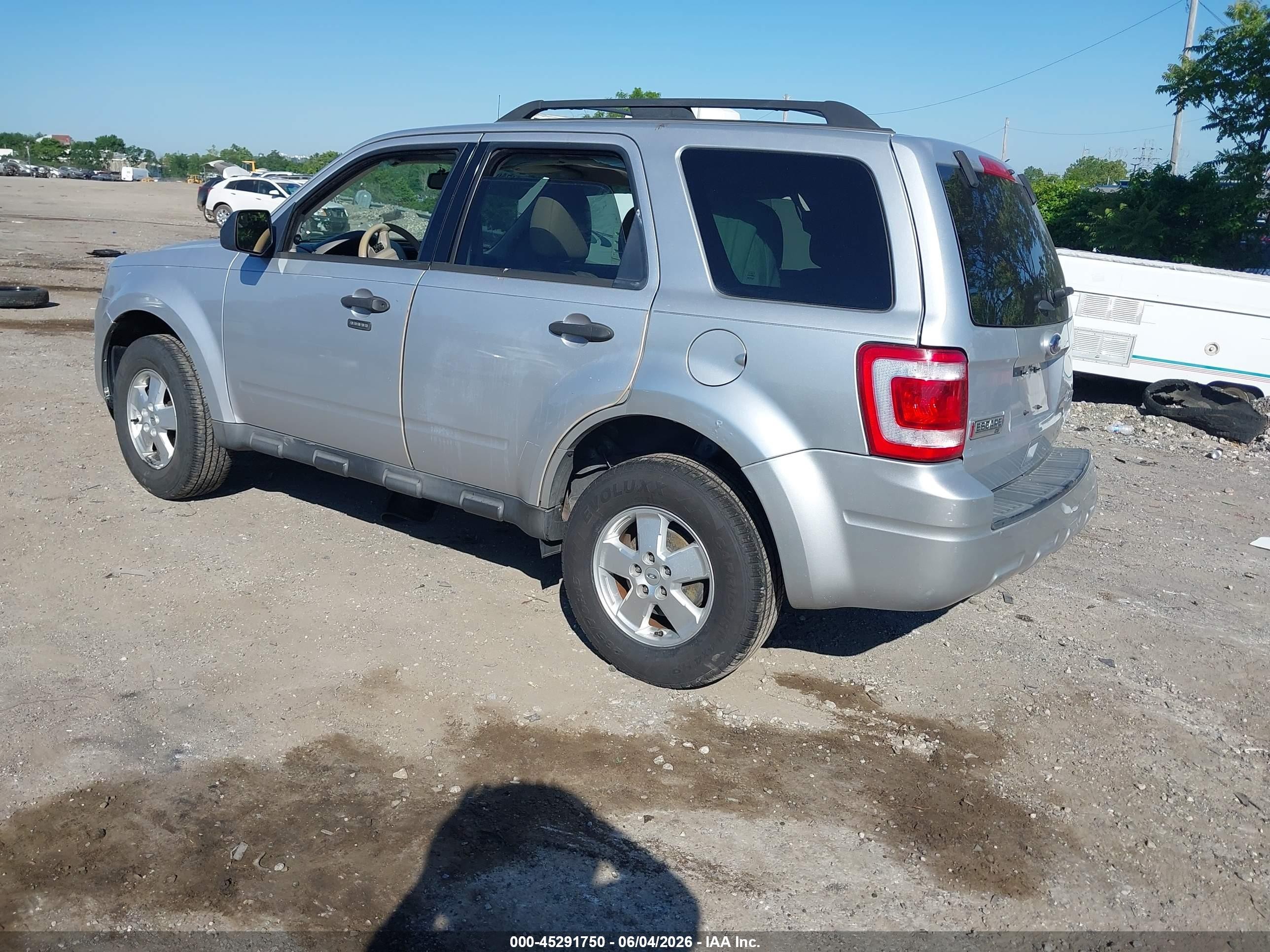 2011 Ford Escape Xlt Серебряный vin: 1FMCU0DG8BKC70119