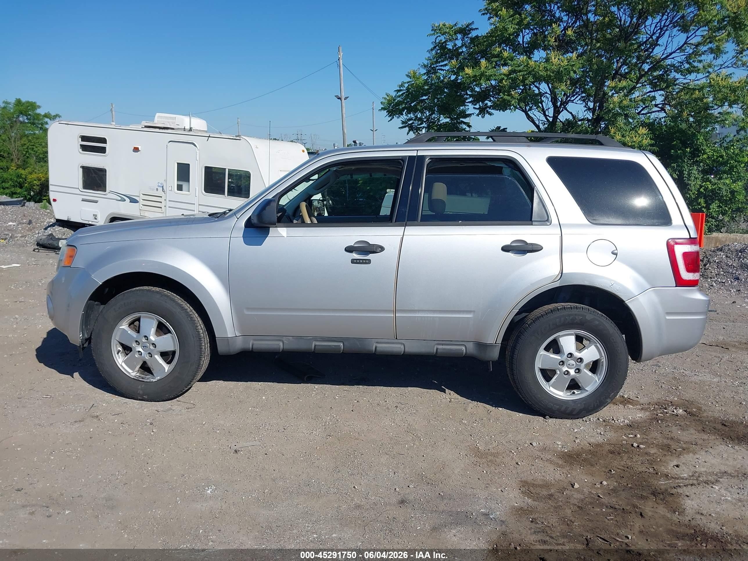 2011 Ford Escape Xlt Серебряный vin: 1FMCU0DG8BKC70119
