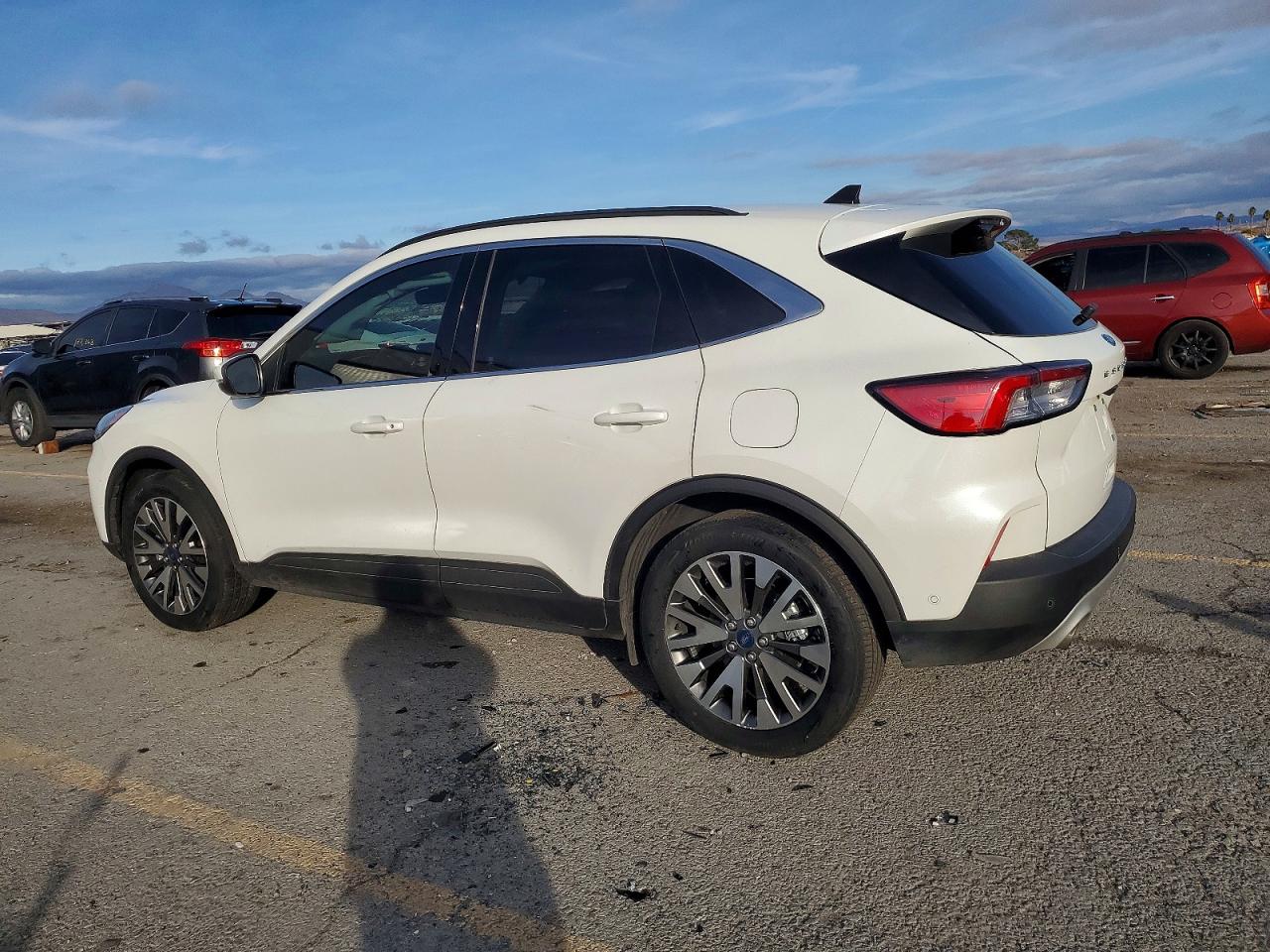 2020 Ford Escape Titanium White vin: 1FMCU0DZ0LUB06242