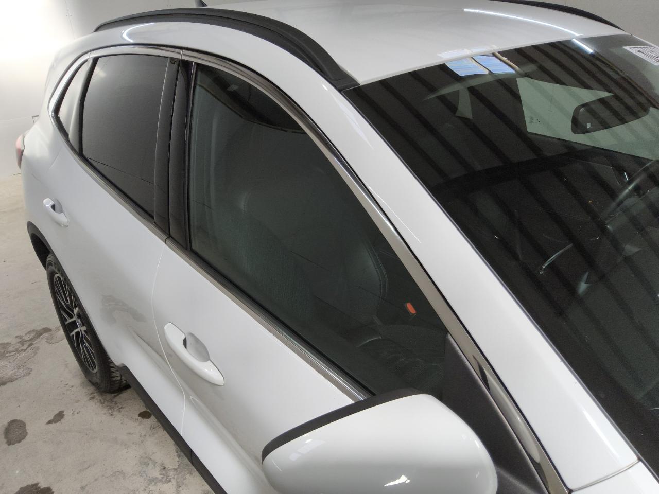 2023 Ford Escape White vin: 1FMCU0E11PUB06264 Damage: Right Drip Rail, Dent(S) W/ Paint Dmg, 1 To 2 Inches