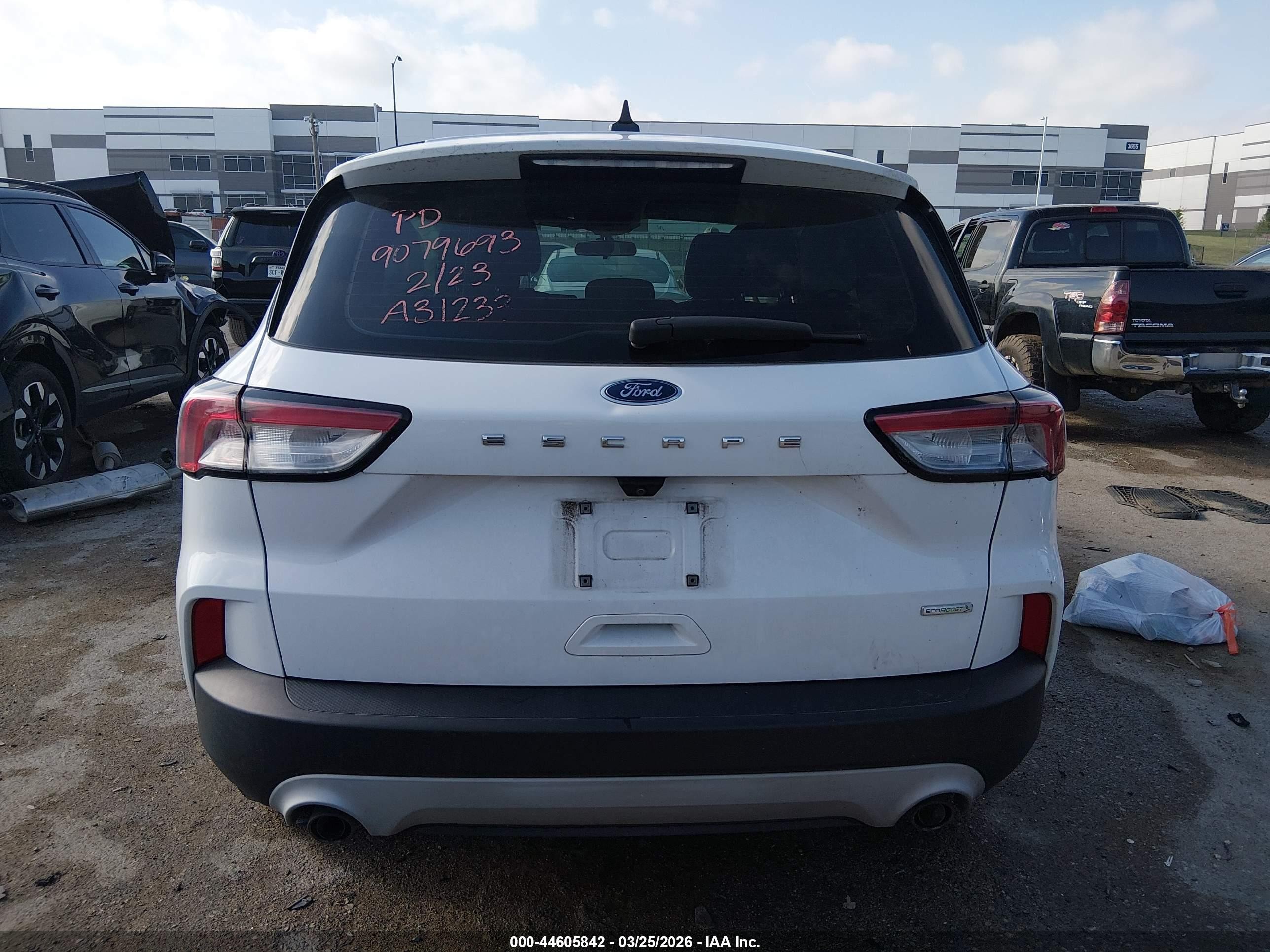 2020 Ford Escape S Белый vin: 1FMCU0F63LUA31233