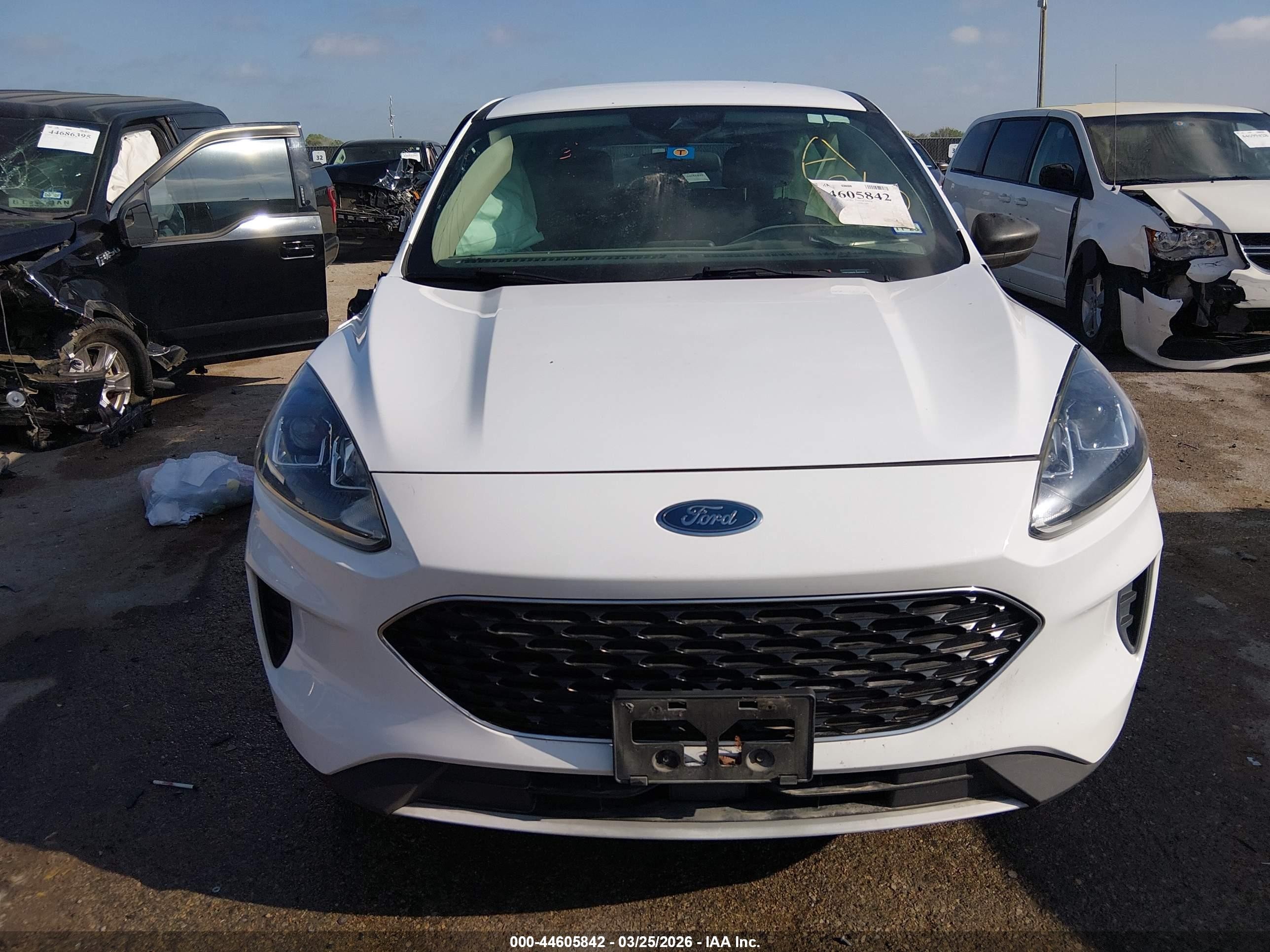 2020 Ford Escape S Белый vin: 1FMCU0F63LUA31233