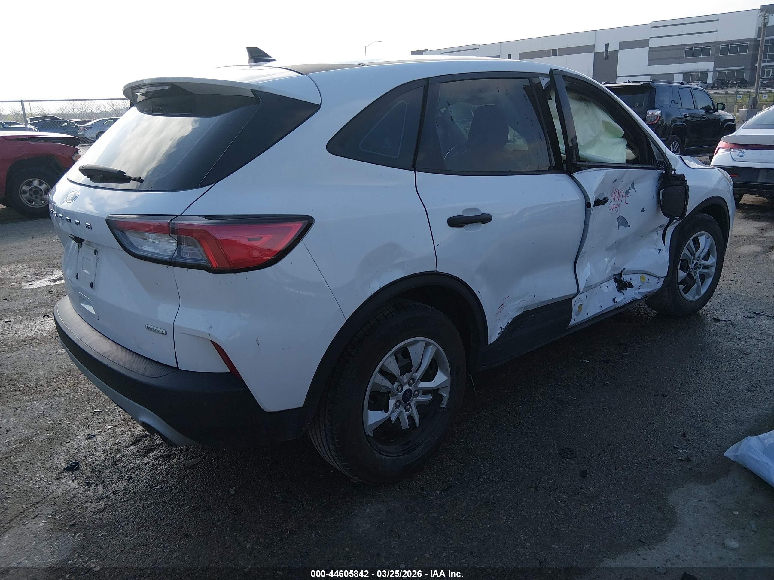 2020 Ford Escape S Белый vin: 1FMCU0F63LUA31233