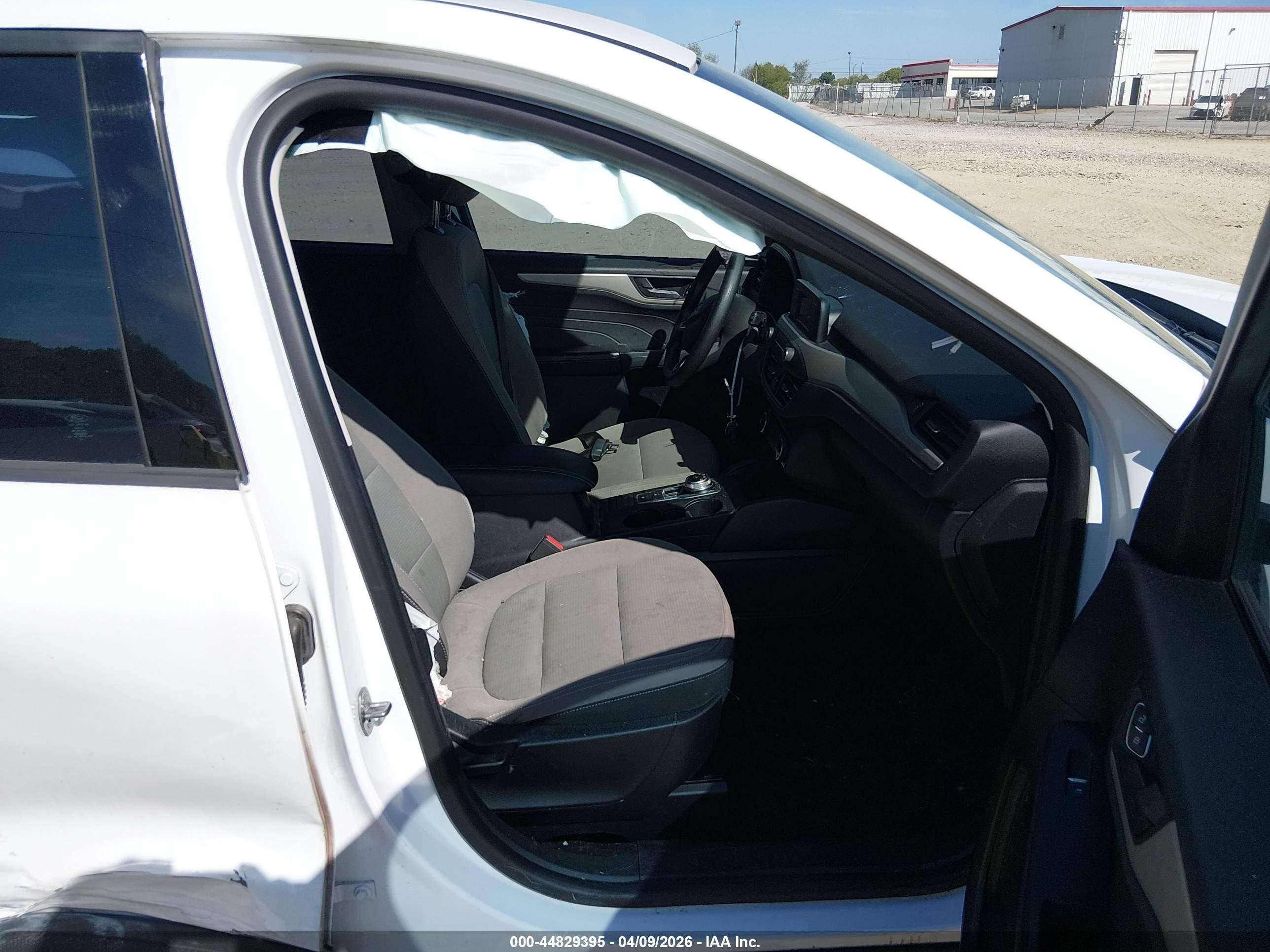 2021 Ford Escape S Белый vin: 1FMCU0F65MUA47712