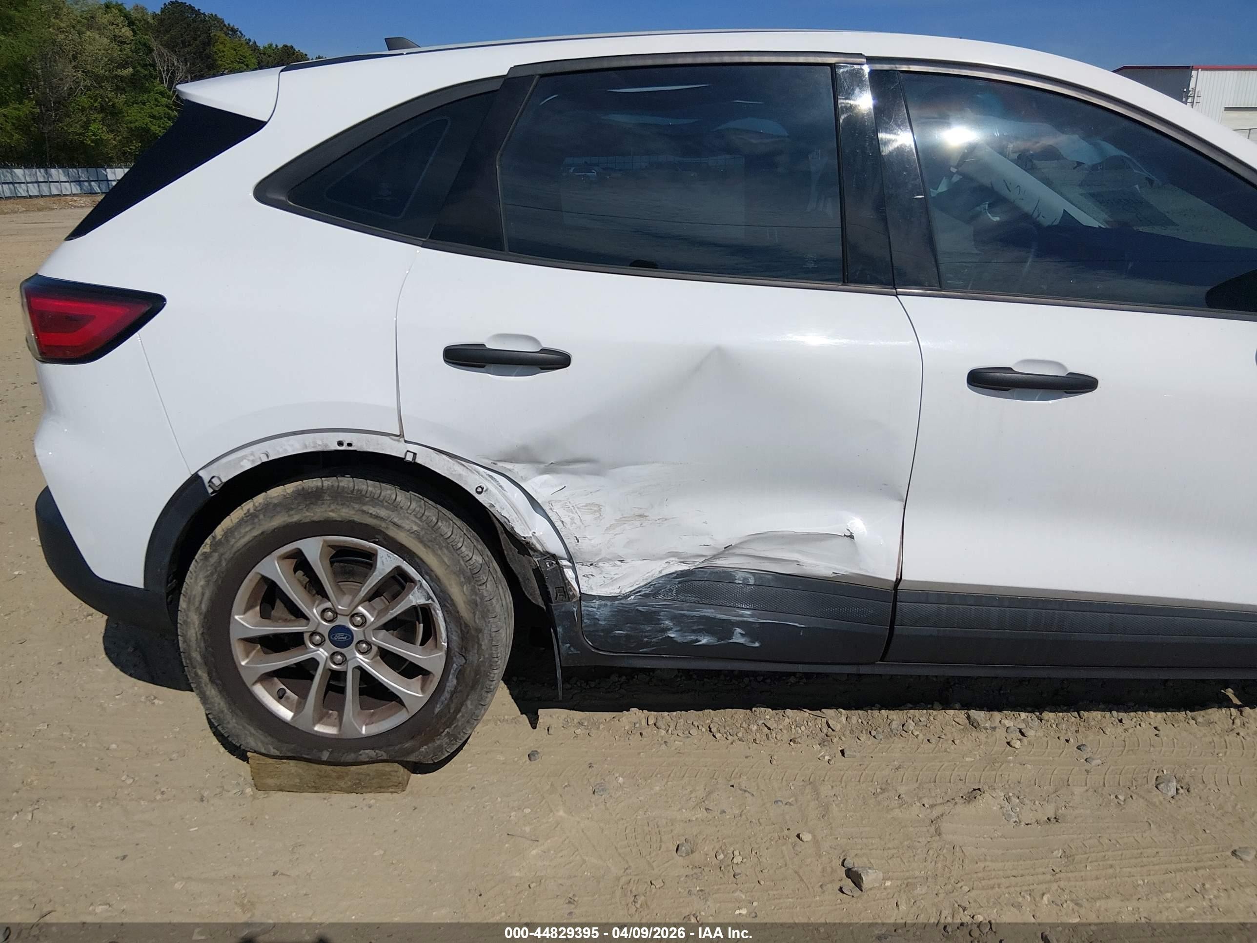 2021 Ford Escape S Белый vin: 1FMCU0F65MUA47712