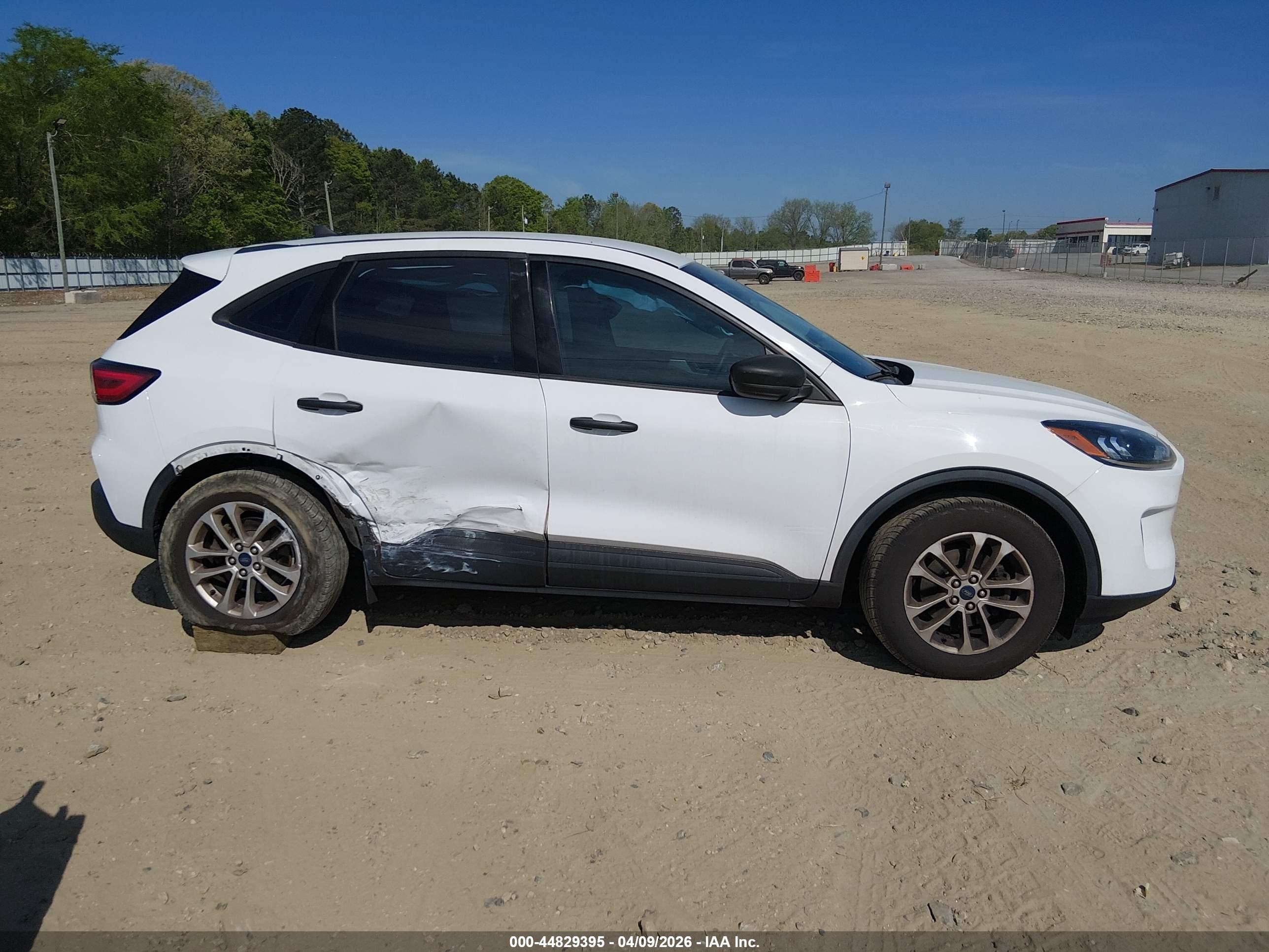 2021 Ford Escape S Белый vin: 1FMCU0F65MUA47712