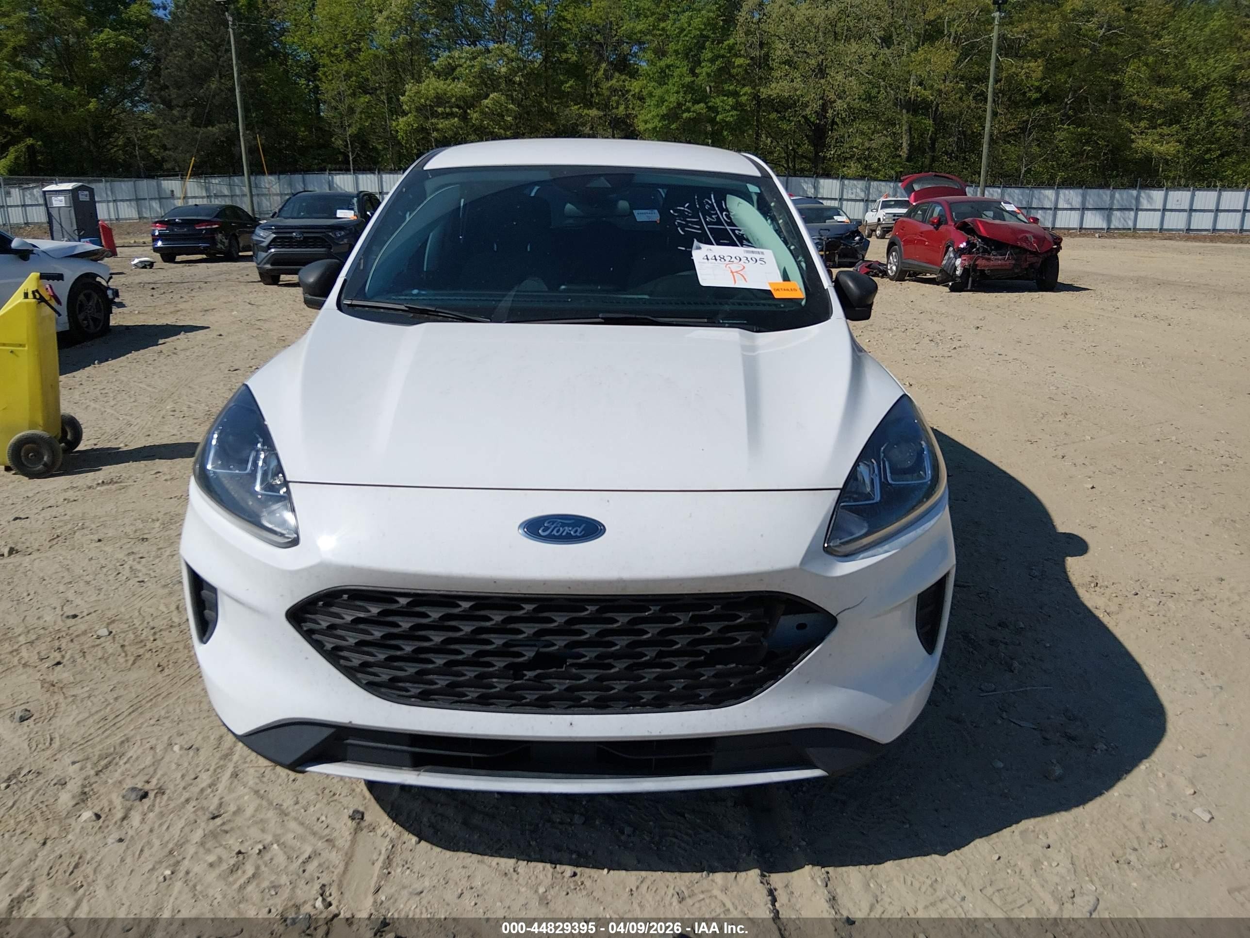 2021 Ford Escape S Белый vin: 1FMCU0F65MUA47712