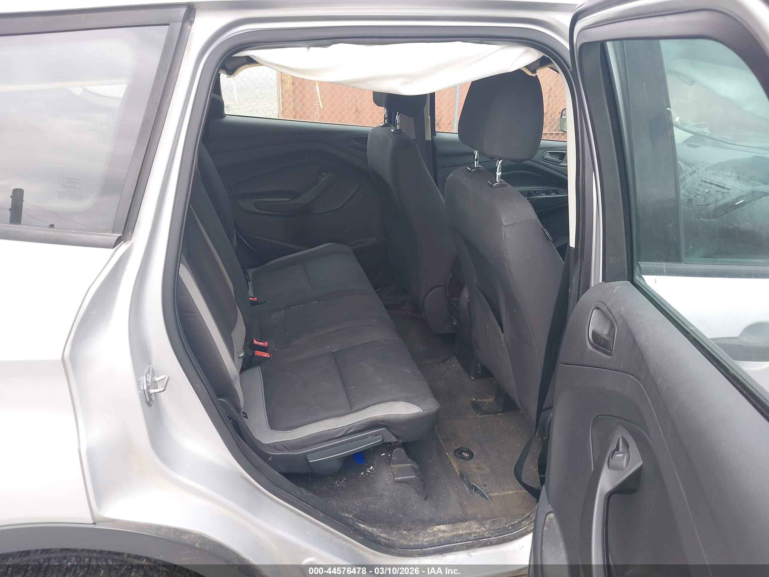 2014 Ford Escape S Серебряный vin: 1FMCU0F70EUD37317