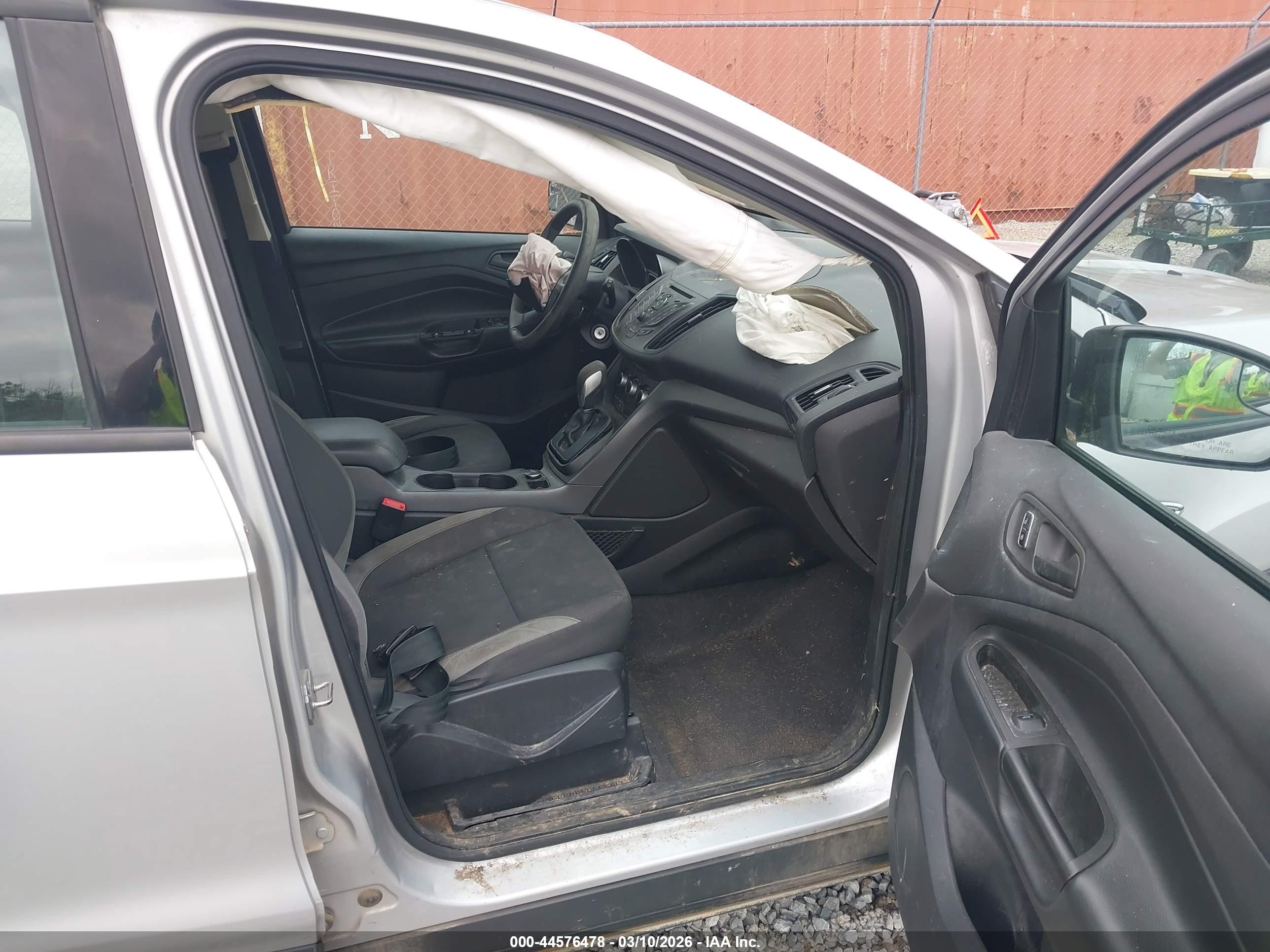2014 Ford Escape S Серебряный vin: 1FMCU0F70EUD37317