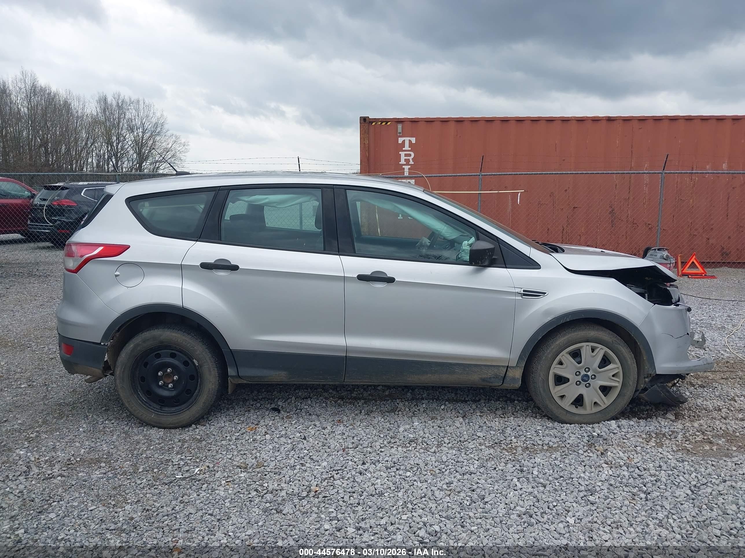 2014 Ford Escape S Серебряный vin: 1FMCU0F70EUD37317