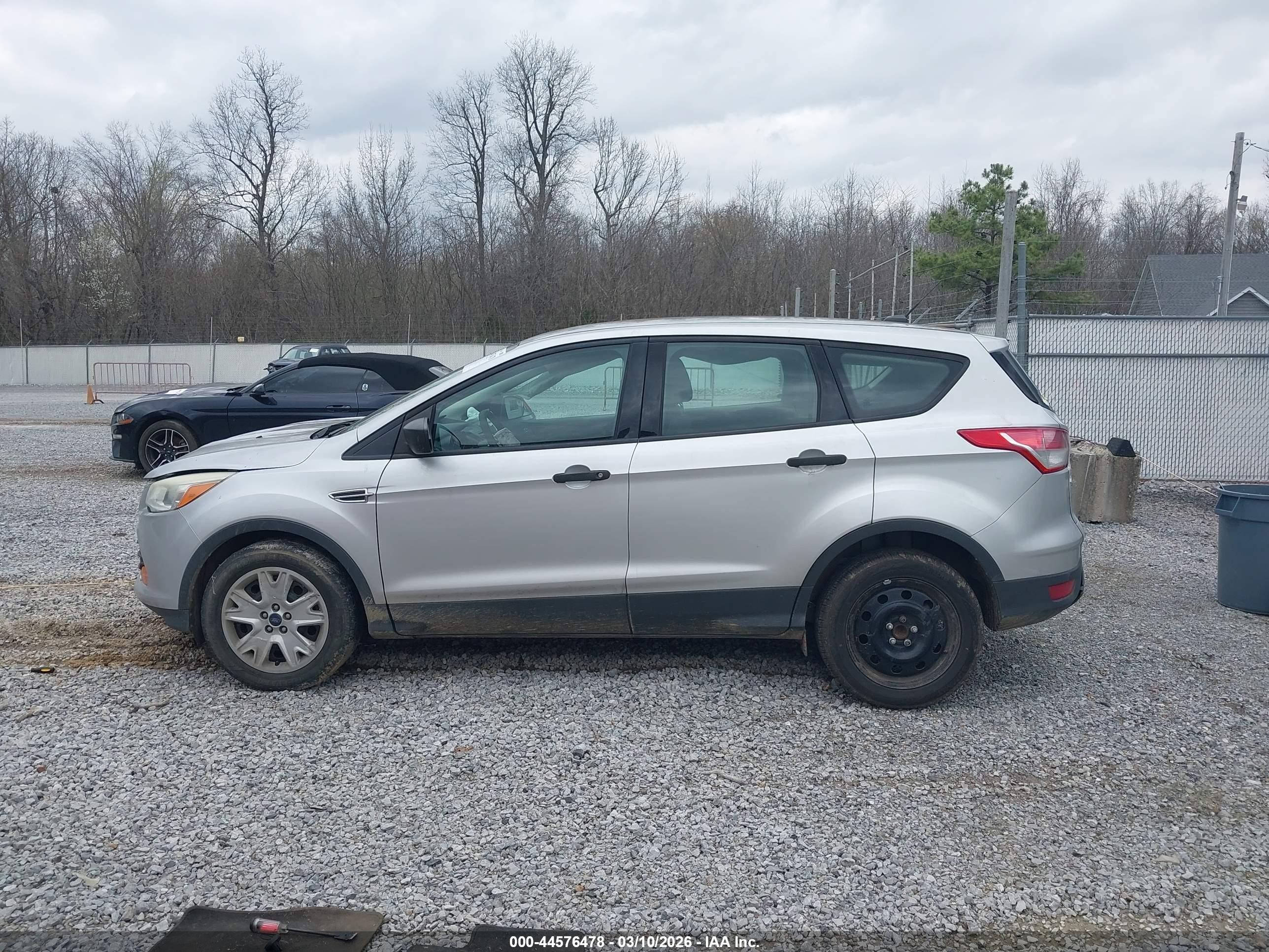 2014 Ford Escape S Серебряный vin: 1FMCU0F70EUD37317