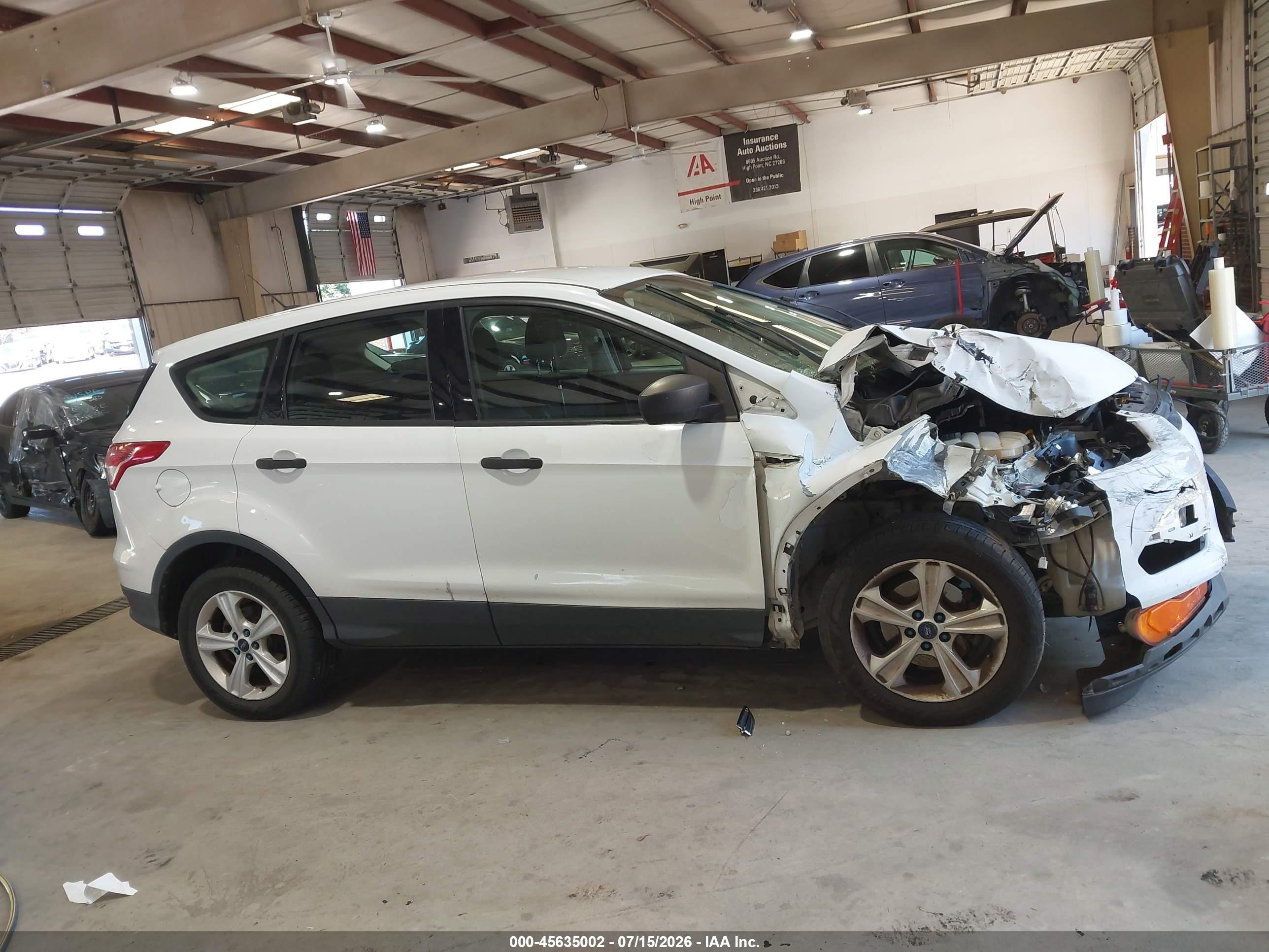 2014 Ford Escape S Белый vin: 1FMCU0F70EUE07625
