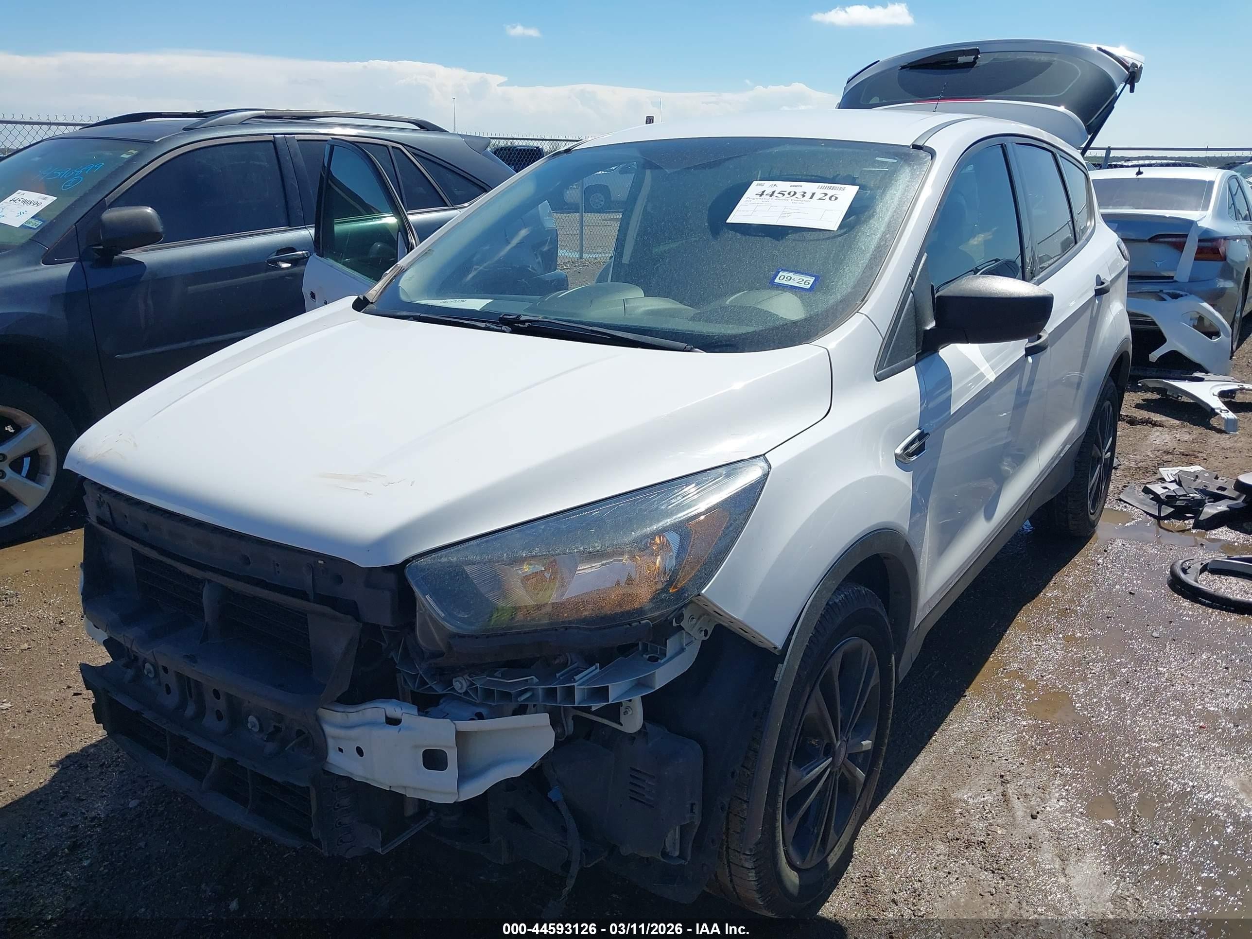 2018 Ford Escape S Белый vin: 1FMCU0F70JUA22253