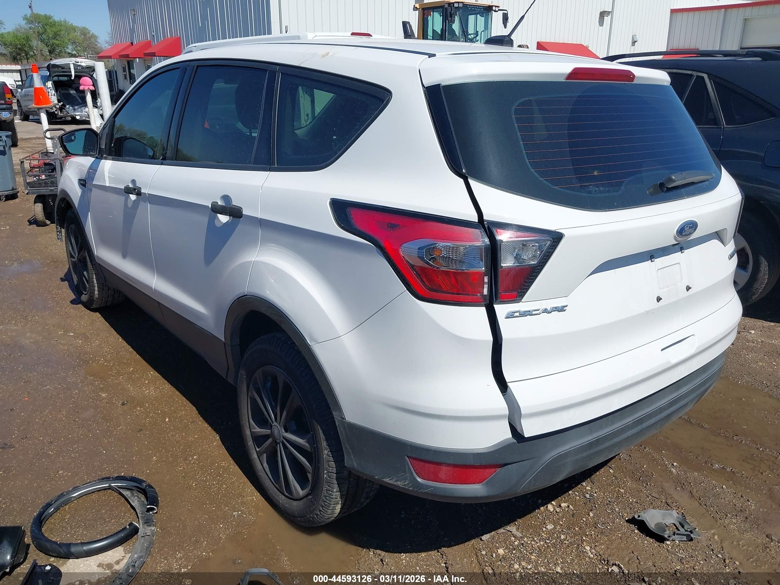 2018 Ford Escape S Белый vin: 1FMCU0F70JUA22253