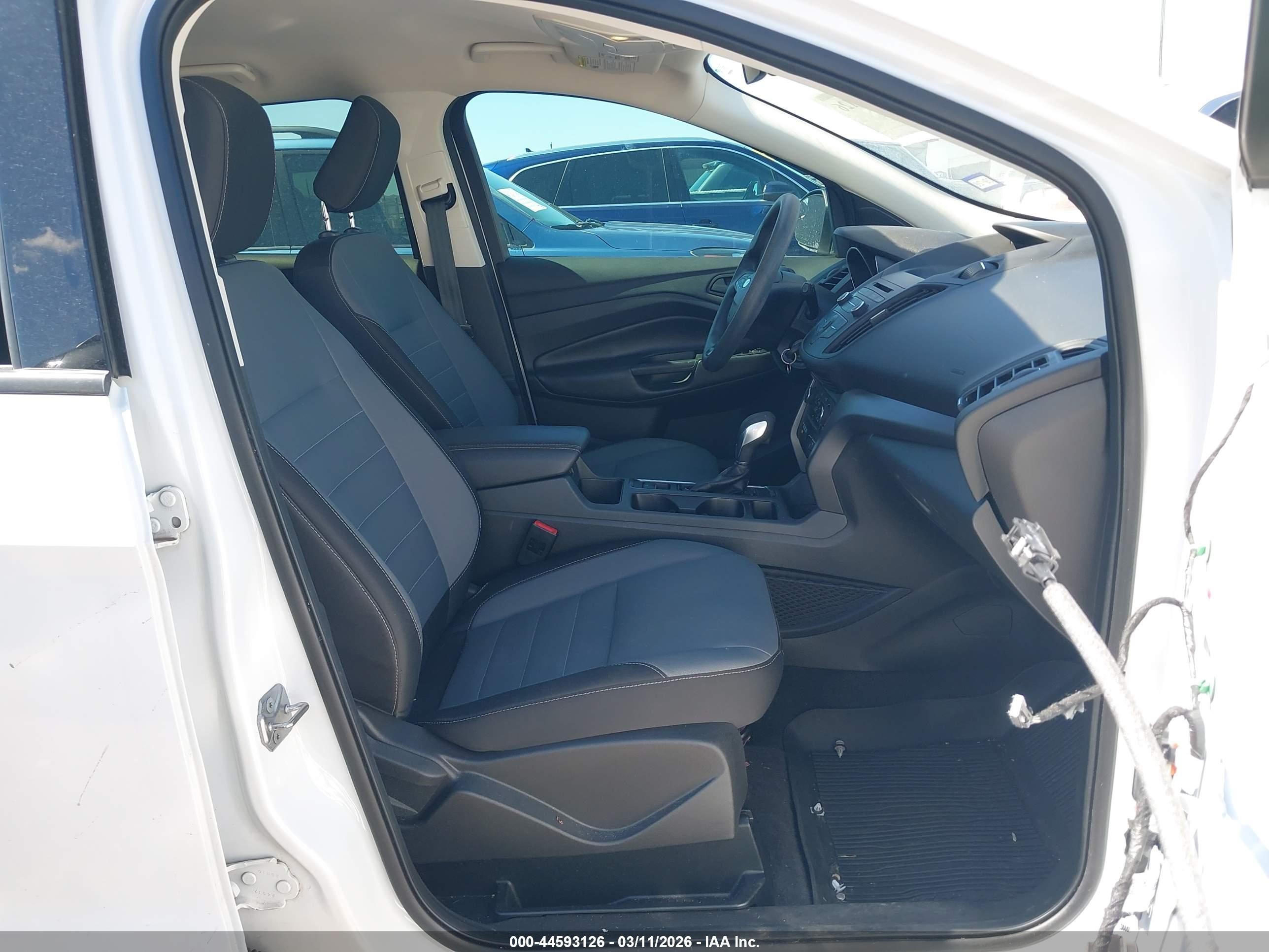 2018 Ford Escape S Белый vin: 1FMCU0F70JUA22253