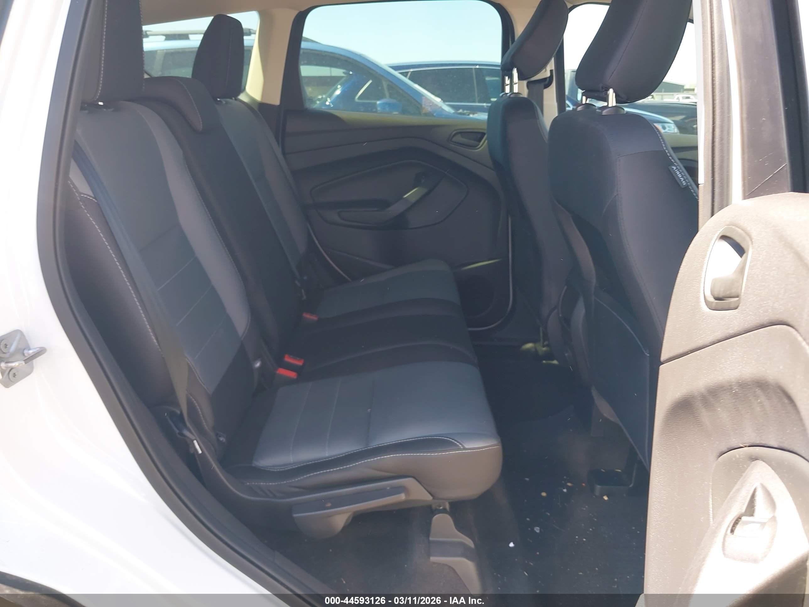 2018 Ford Escape S Белый vin: 1FMCU0F70JUA22253