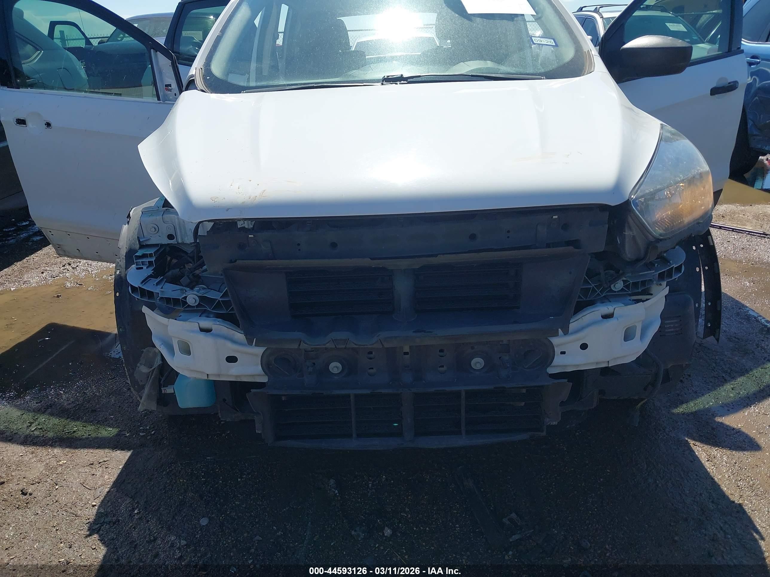 2018 Ford Escape S Белый vin: 1FMCU0F70JUA22253