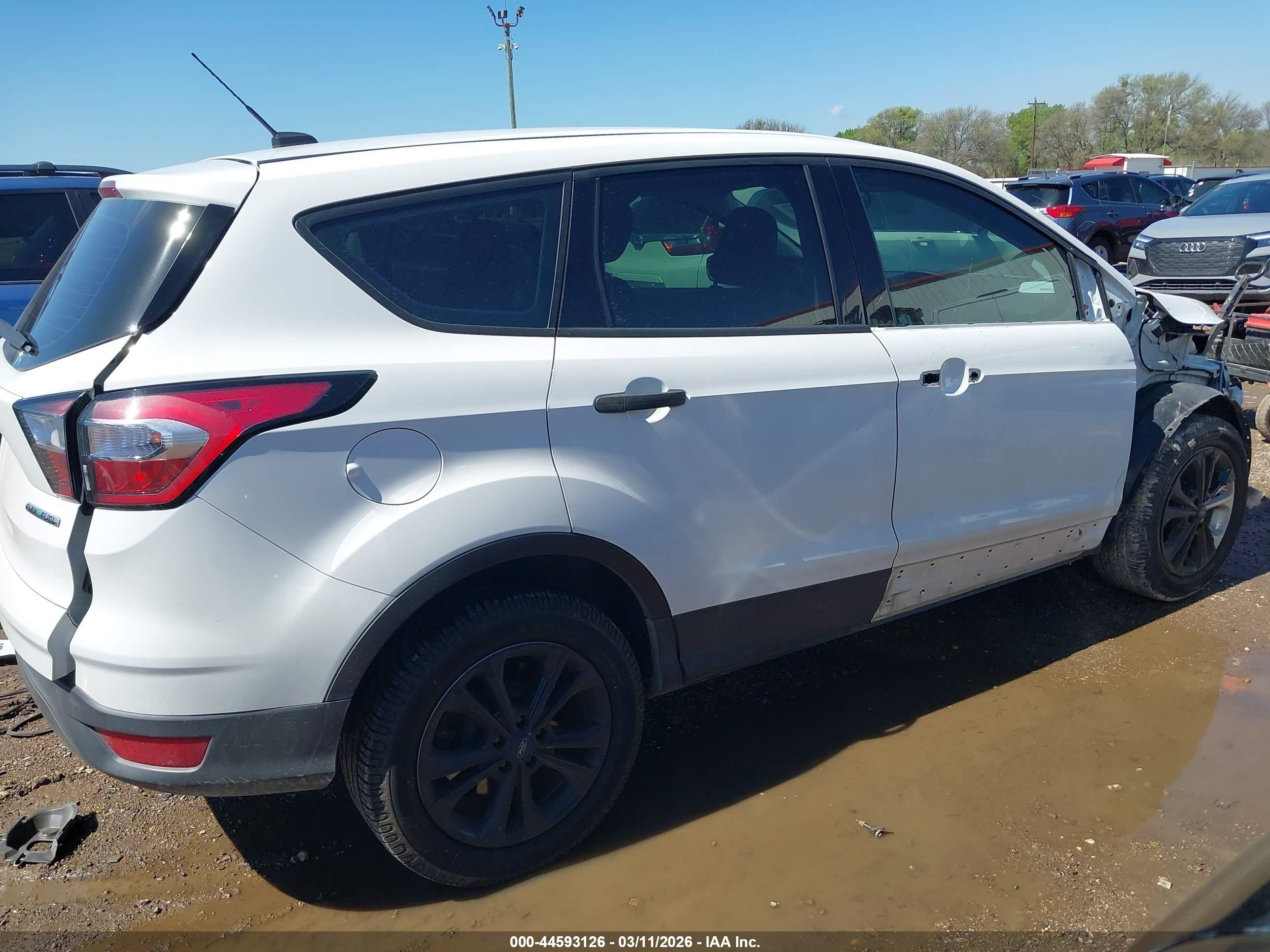 2018 Ford Escape S Белый vin: 1FMCU0F70JUA22253