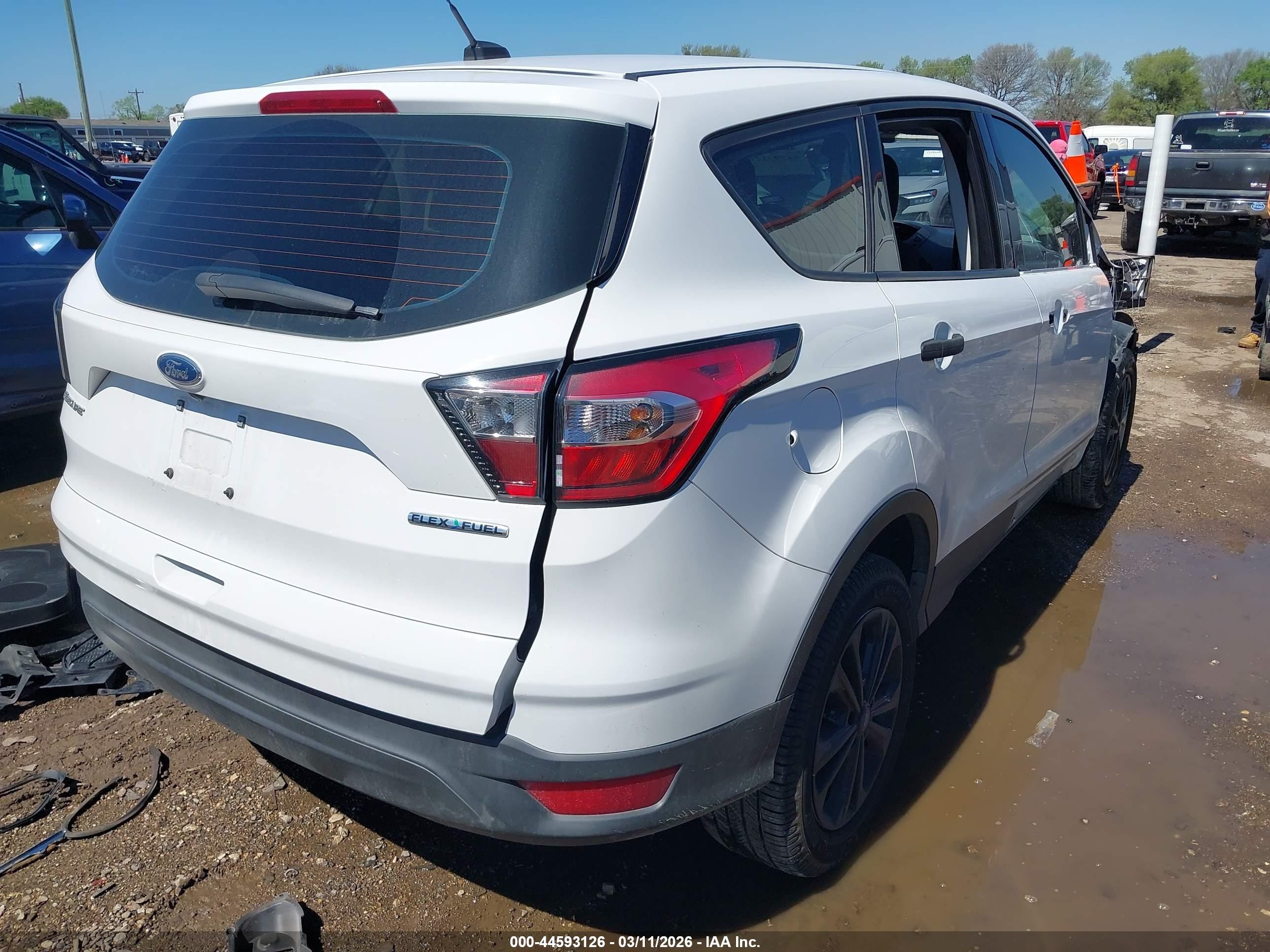 2018 Ford Escape S Белый vin: 1FMCU0F70JUA22253