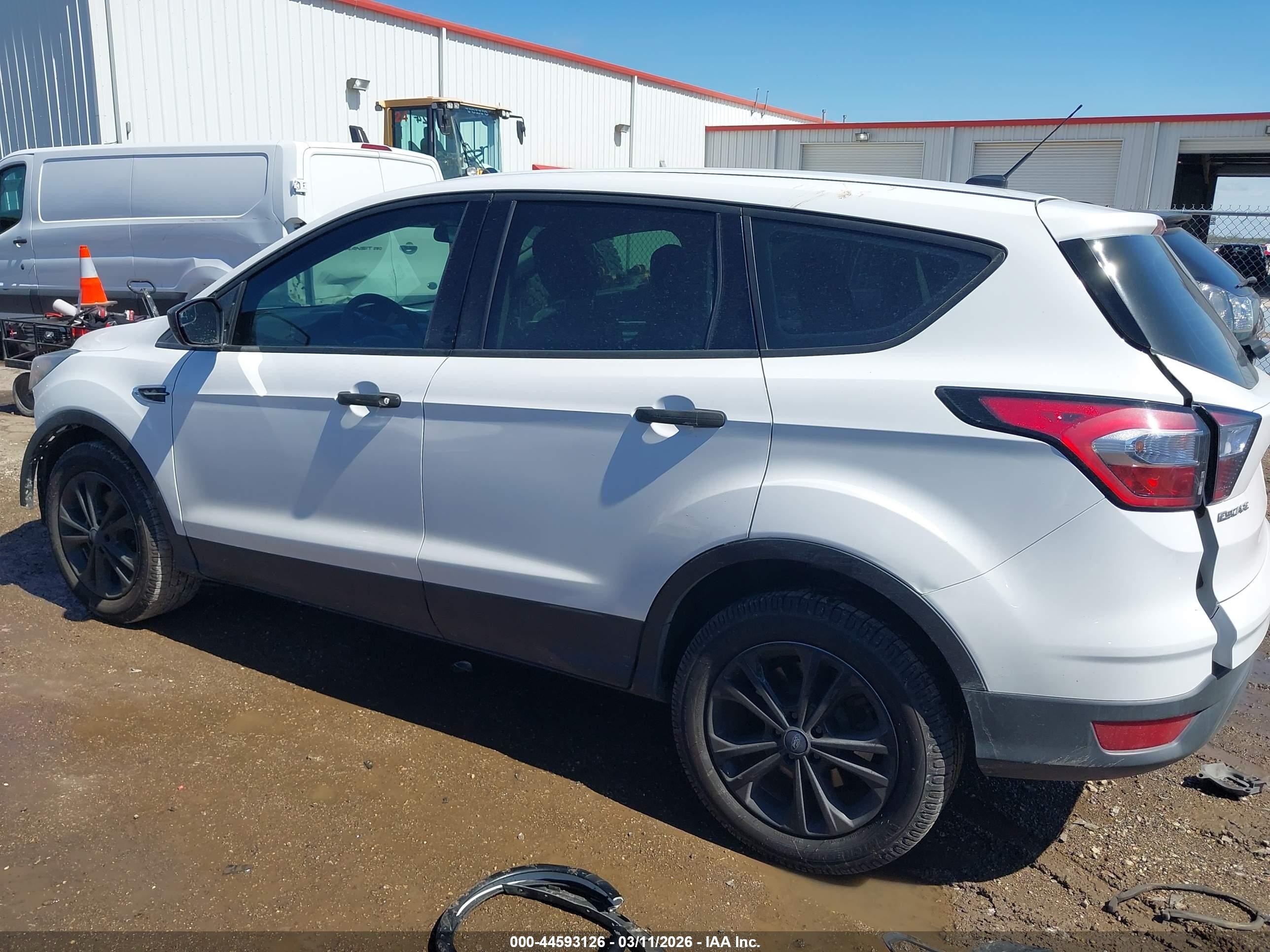2018 Ford Escape S Белый vin: 1FMCU0F70JUA22253