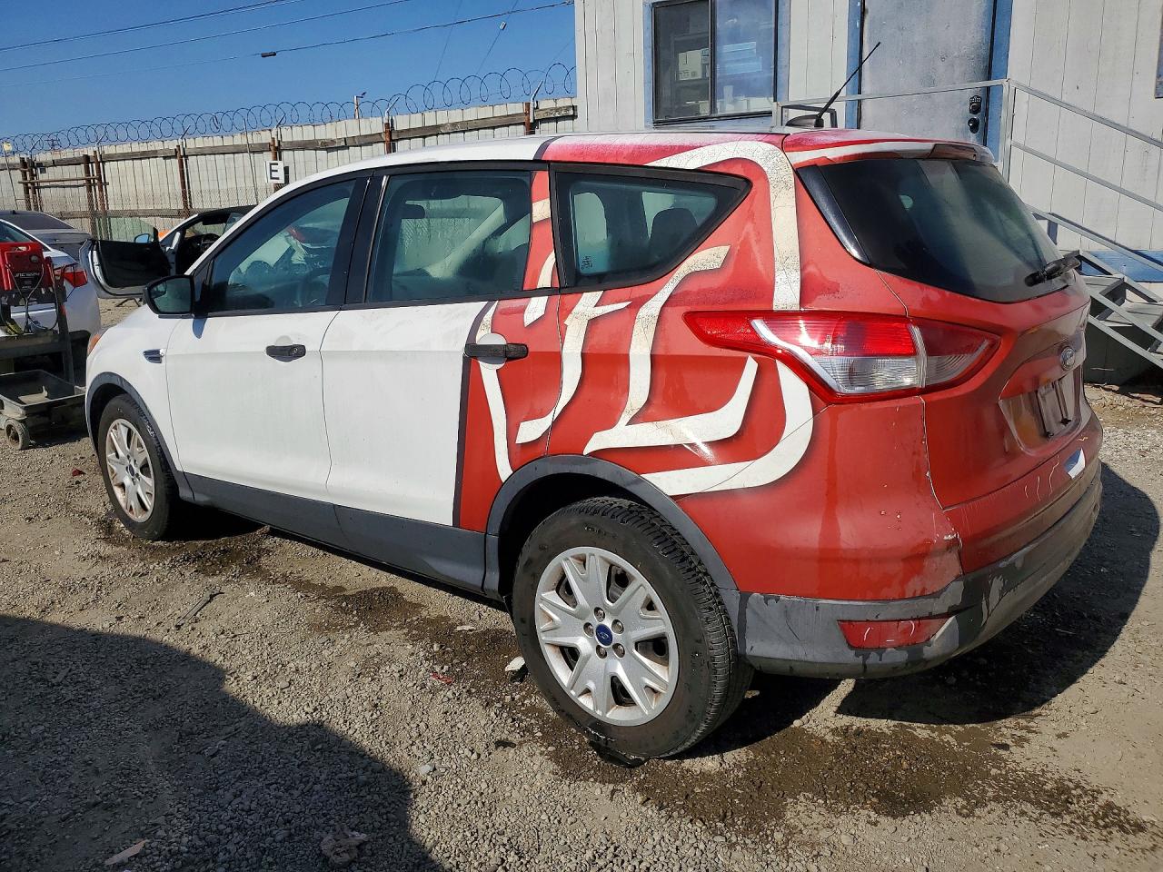 2015 Ford Escape White vin: 1FMCU0F71FUA45452