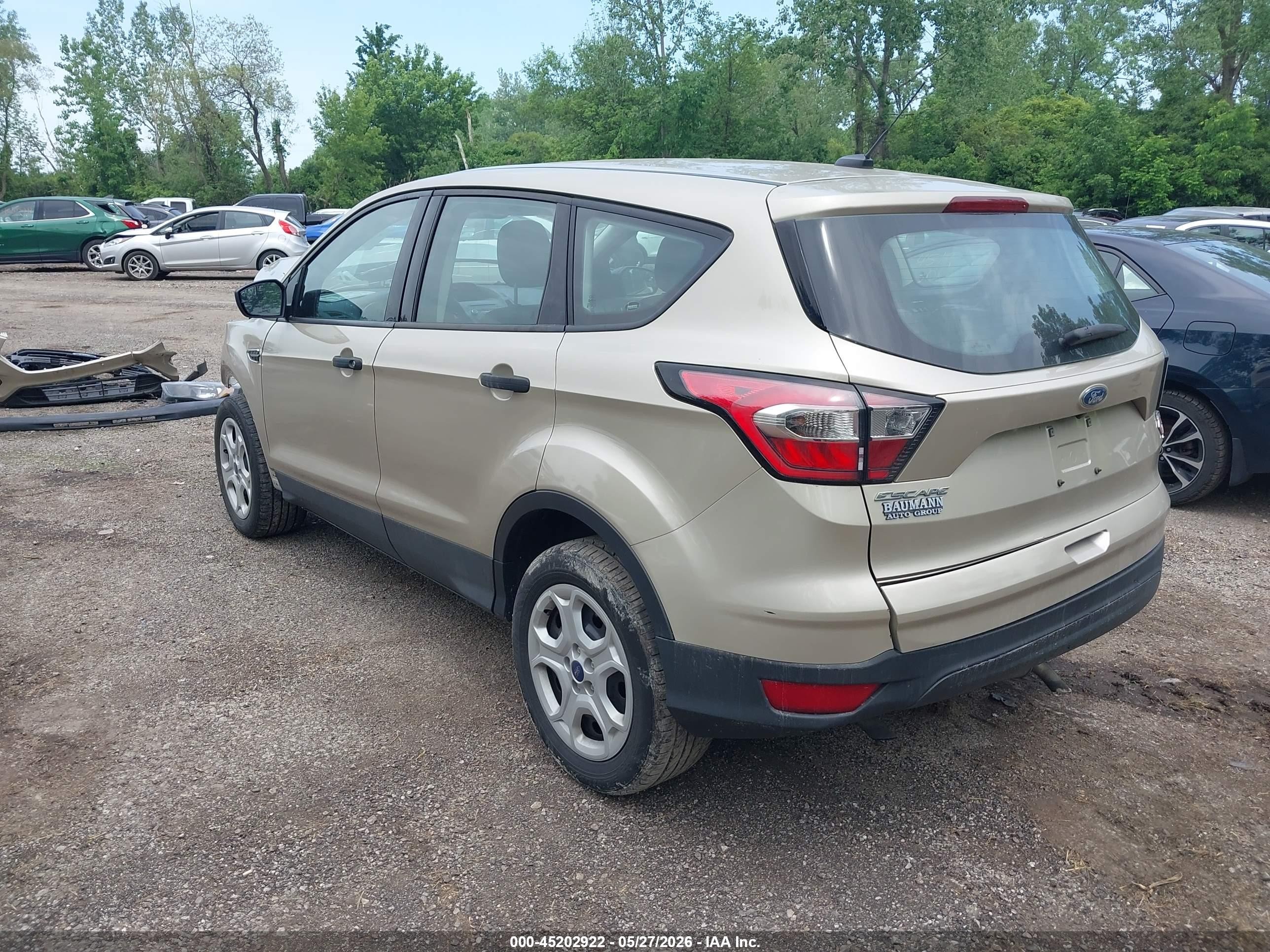 2018 Ford Escape S Золотой vin: 1FMCU0F71JUA33701