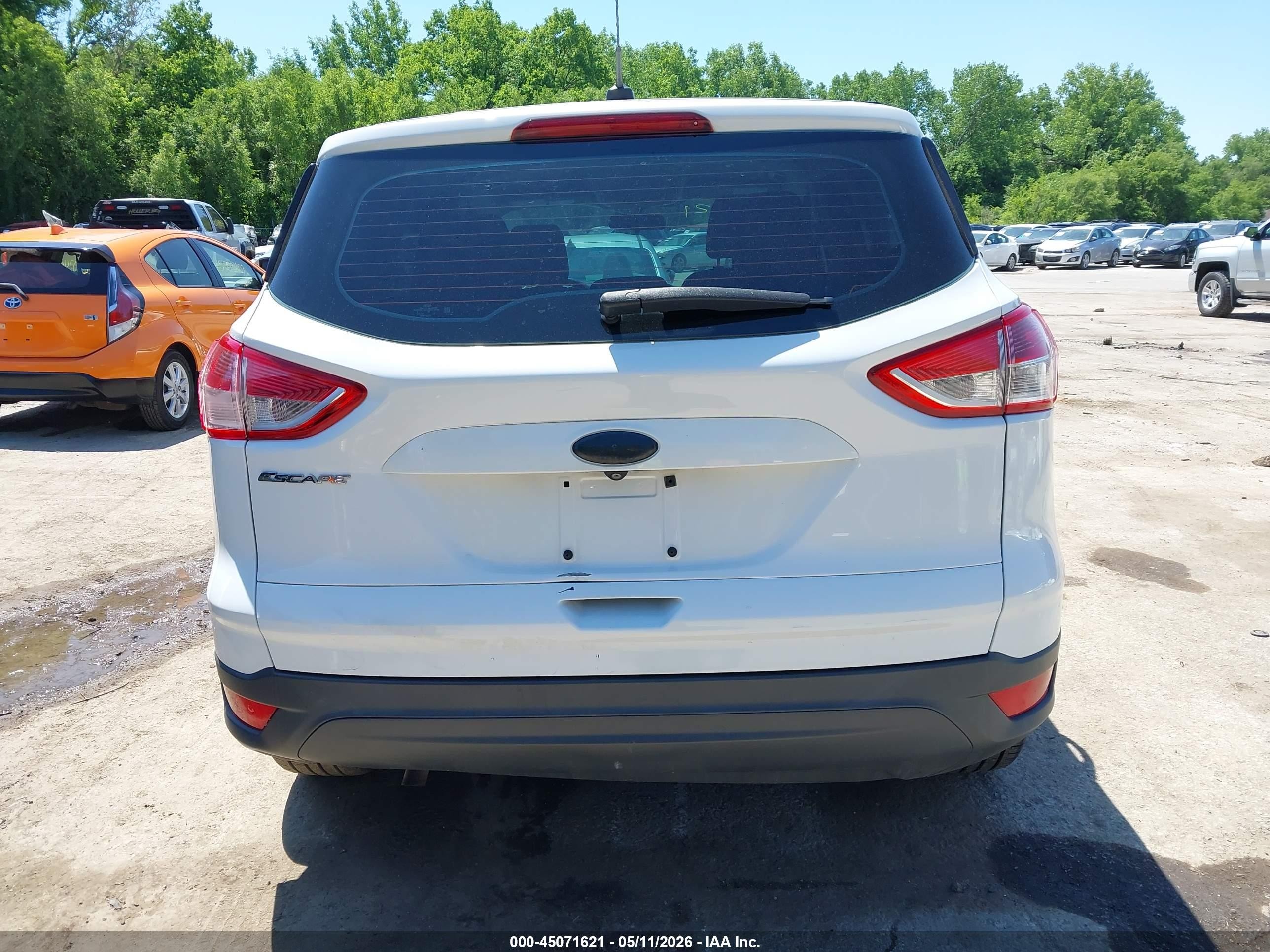 2015 Ford Escape S White vin: 1FMCU0F72FUC42839