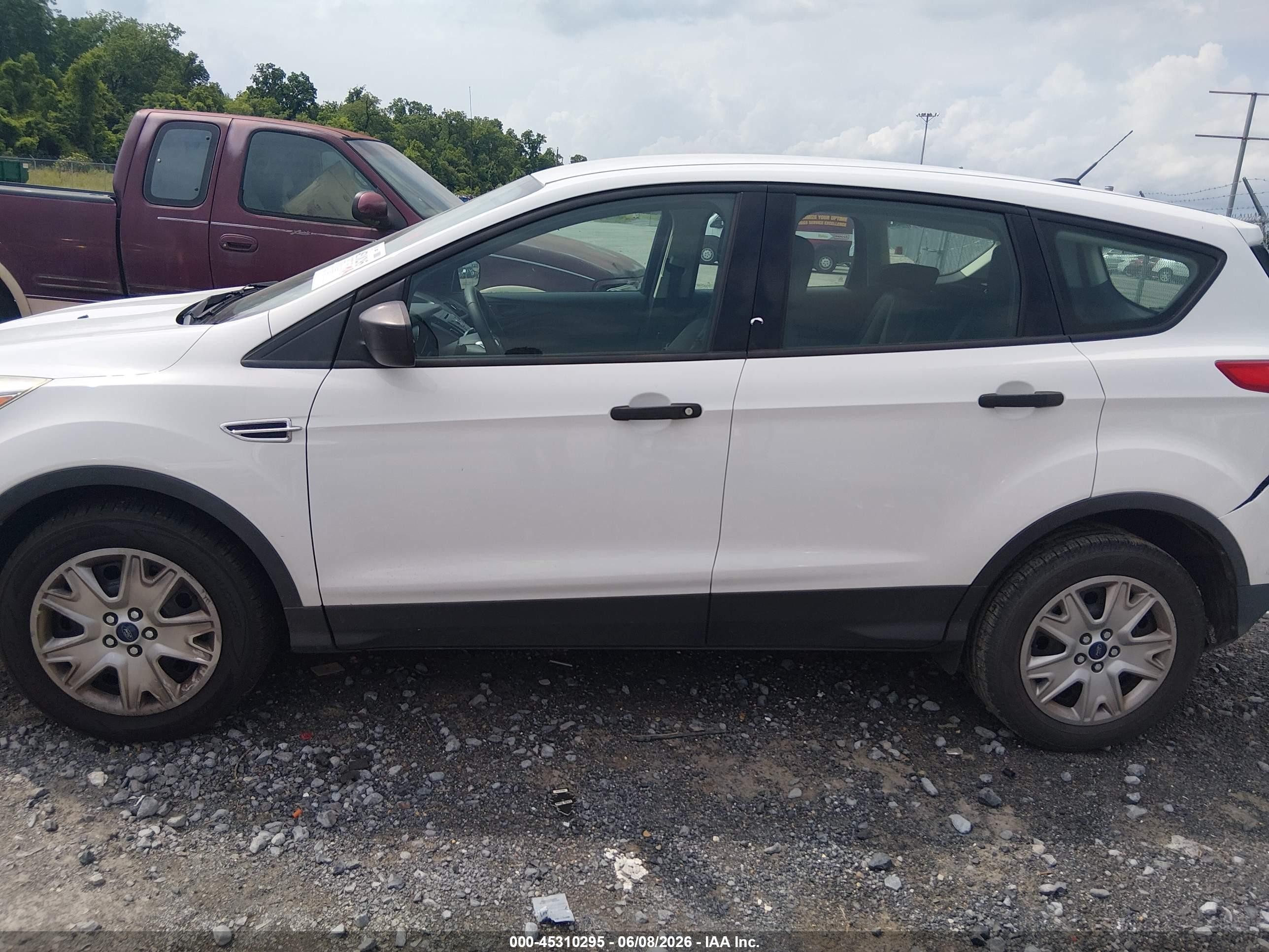 2013 Ford Escape S White vin: 1FMCU0F74DUB90546