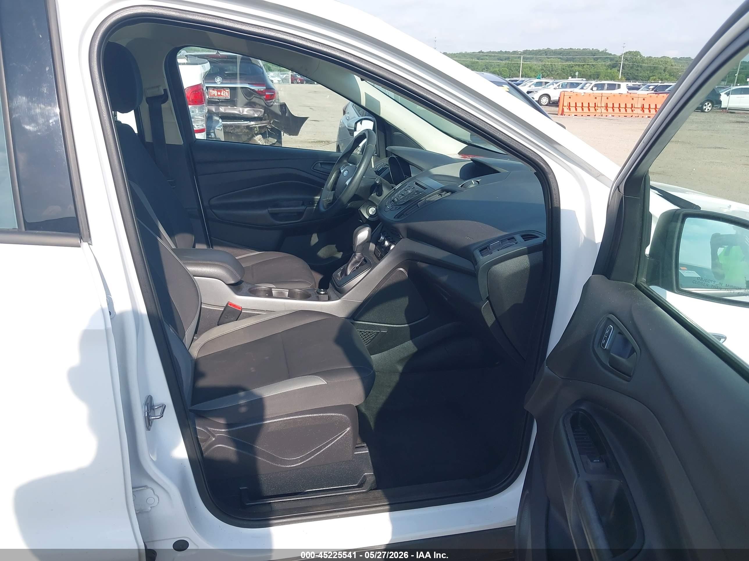 2015 Ford Escape S Белый vin: 1FMCU0F74FUC24892