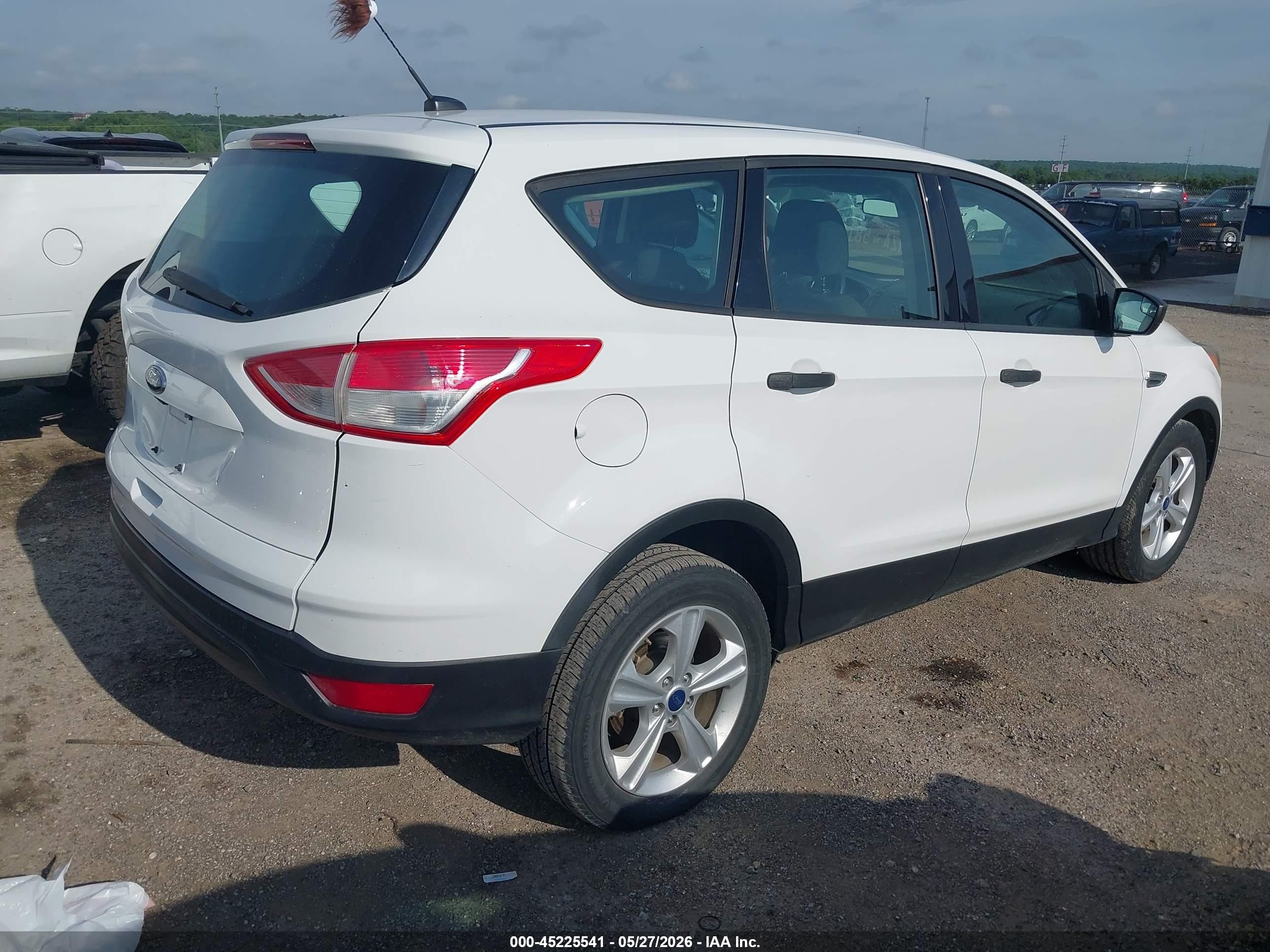 2015 Ford Escape S Белый vin: 1FMCU0F74FUC24892