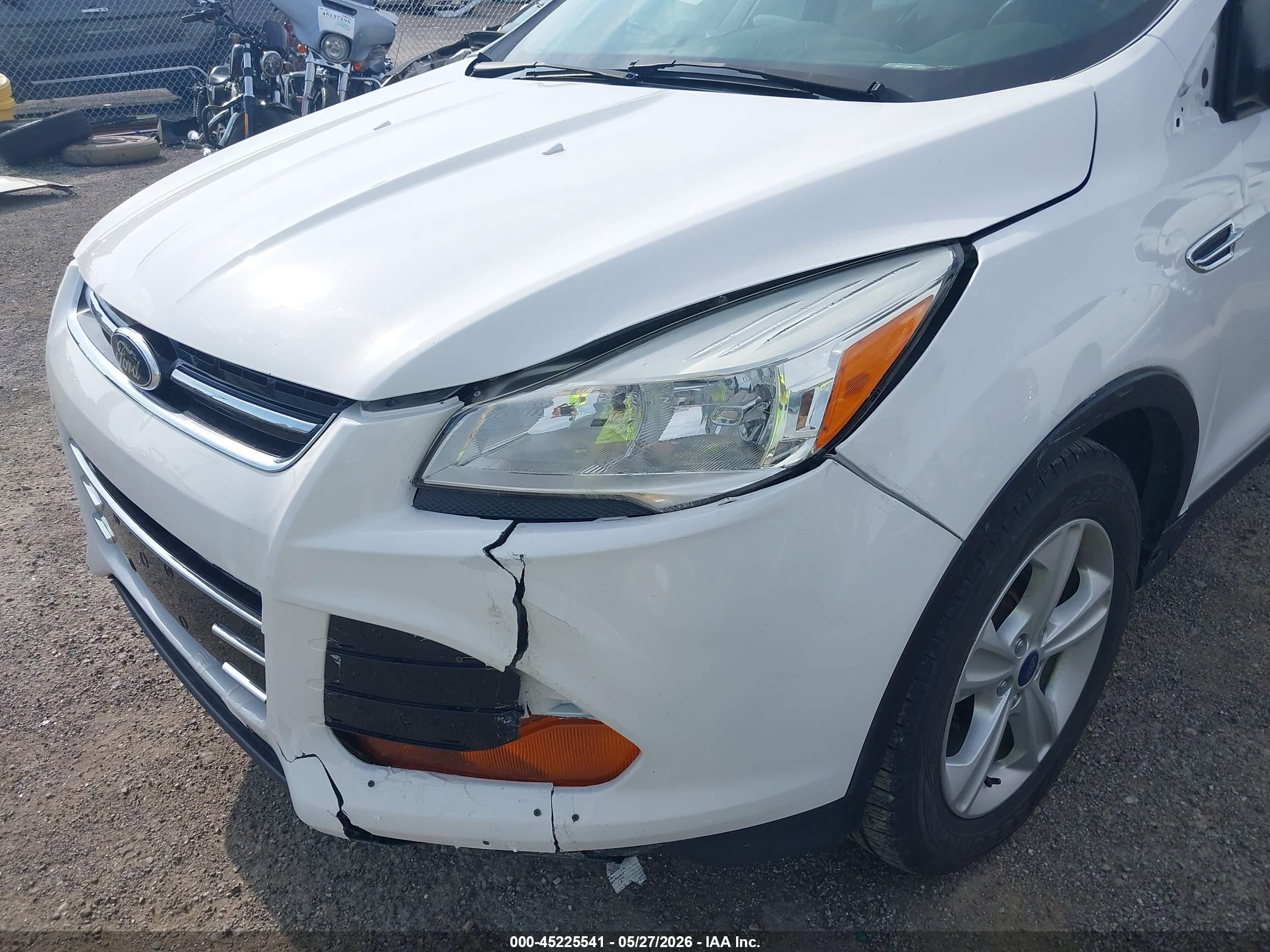 2015 Ford Escape S Белый vin: 1FMCU0F74FUC24892